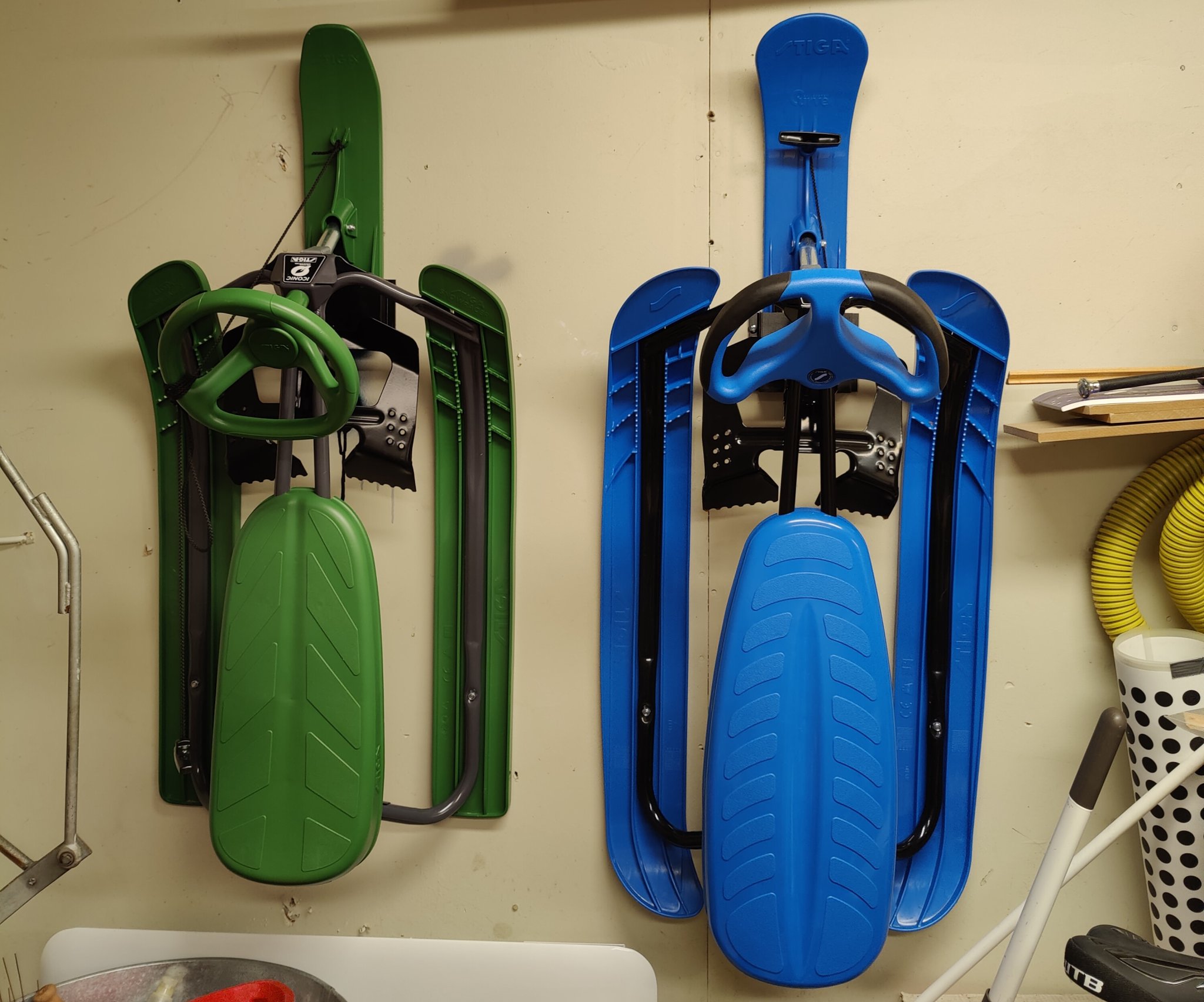 Giá treo tường cho xe trượt tuyết Stiga Snowracer