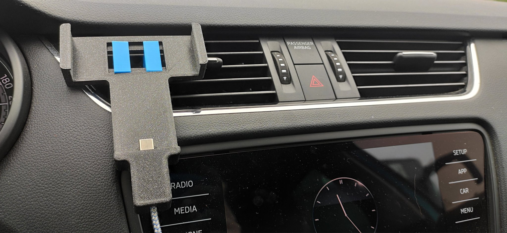 Giá đỡ điện thoại và sạc cho ô tô kiểu parametric