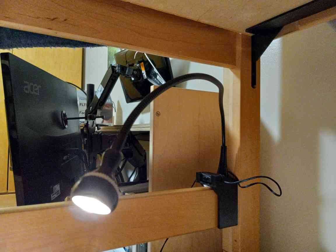 Giá đỡ đèn Ikea Jansjo gắn trực tiếp vào giường