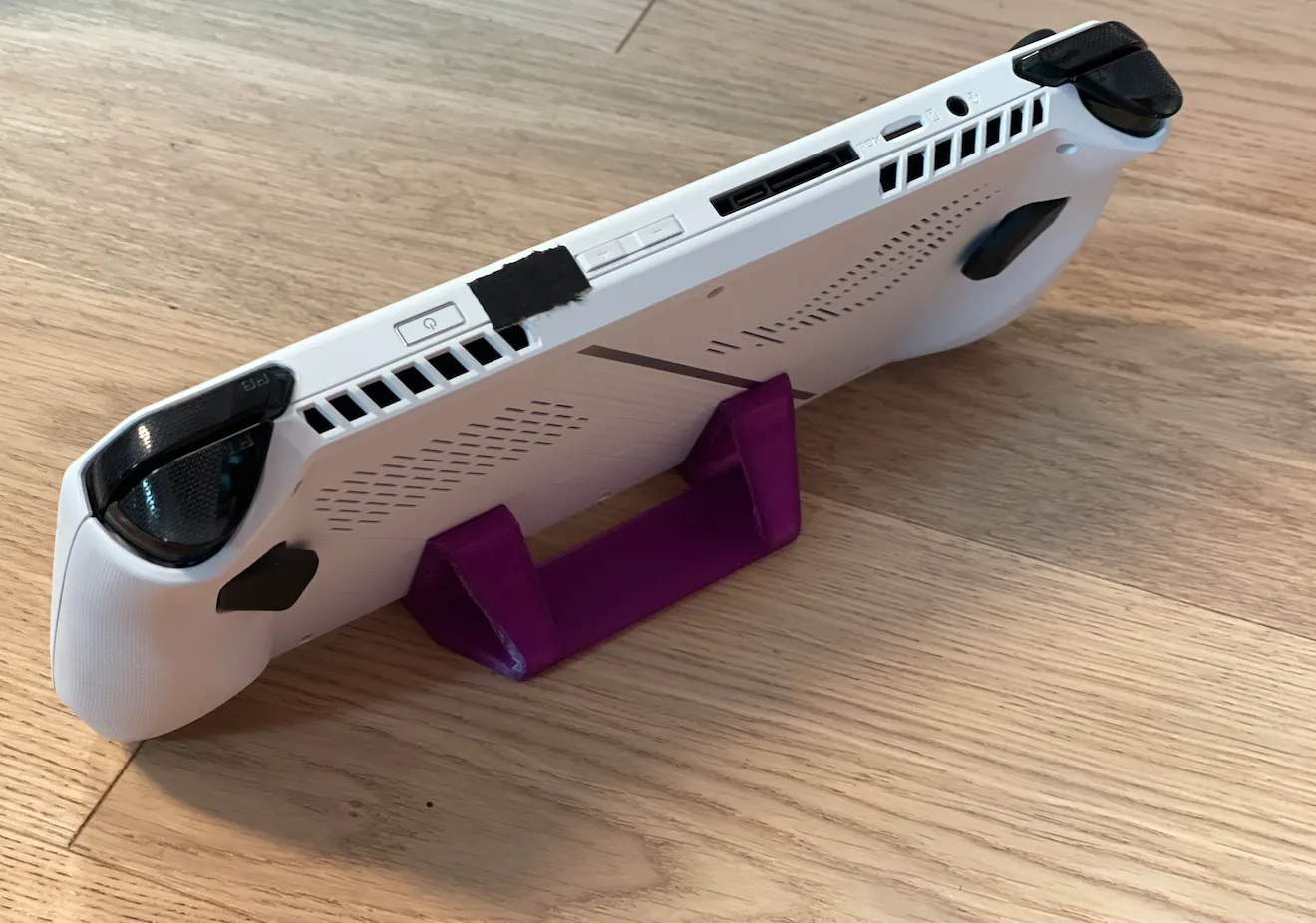 Giá đỡ cho ROG Ally với thiết kế góc cạnh