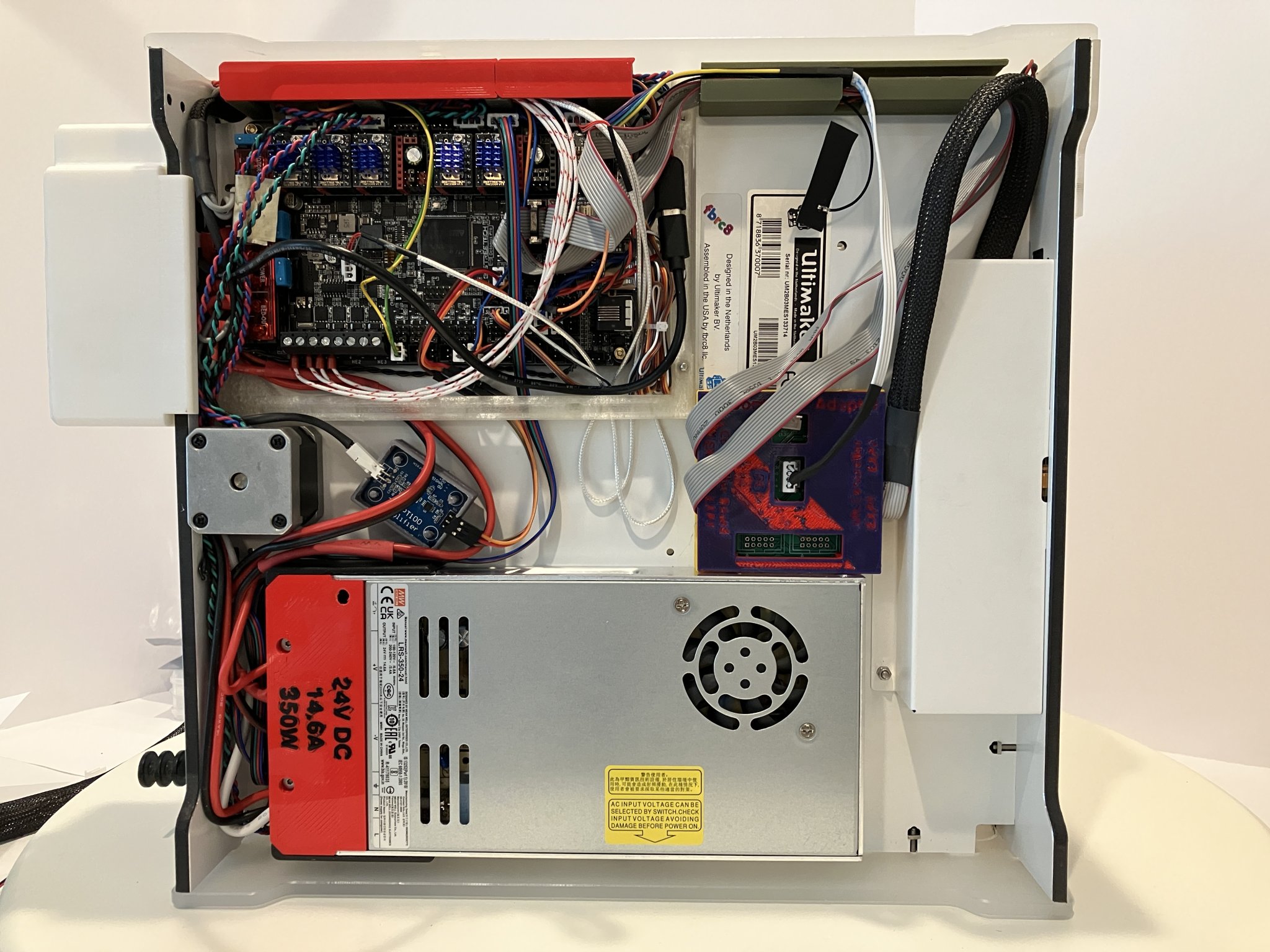 Tổ chức cáp cho rãnh dưới thùng máy in Ultimaker Original+/2/2+