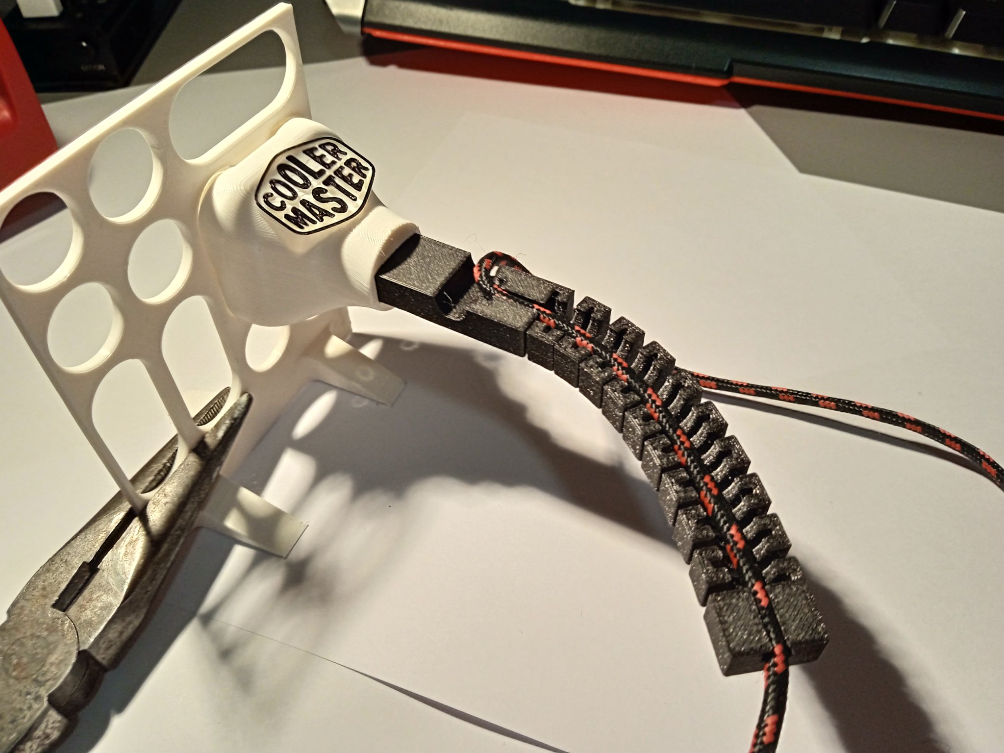 Giá đỡ chuột linh hoạt cho thùng máy QUBE 500