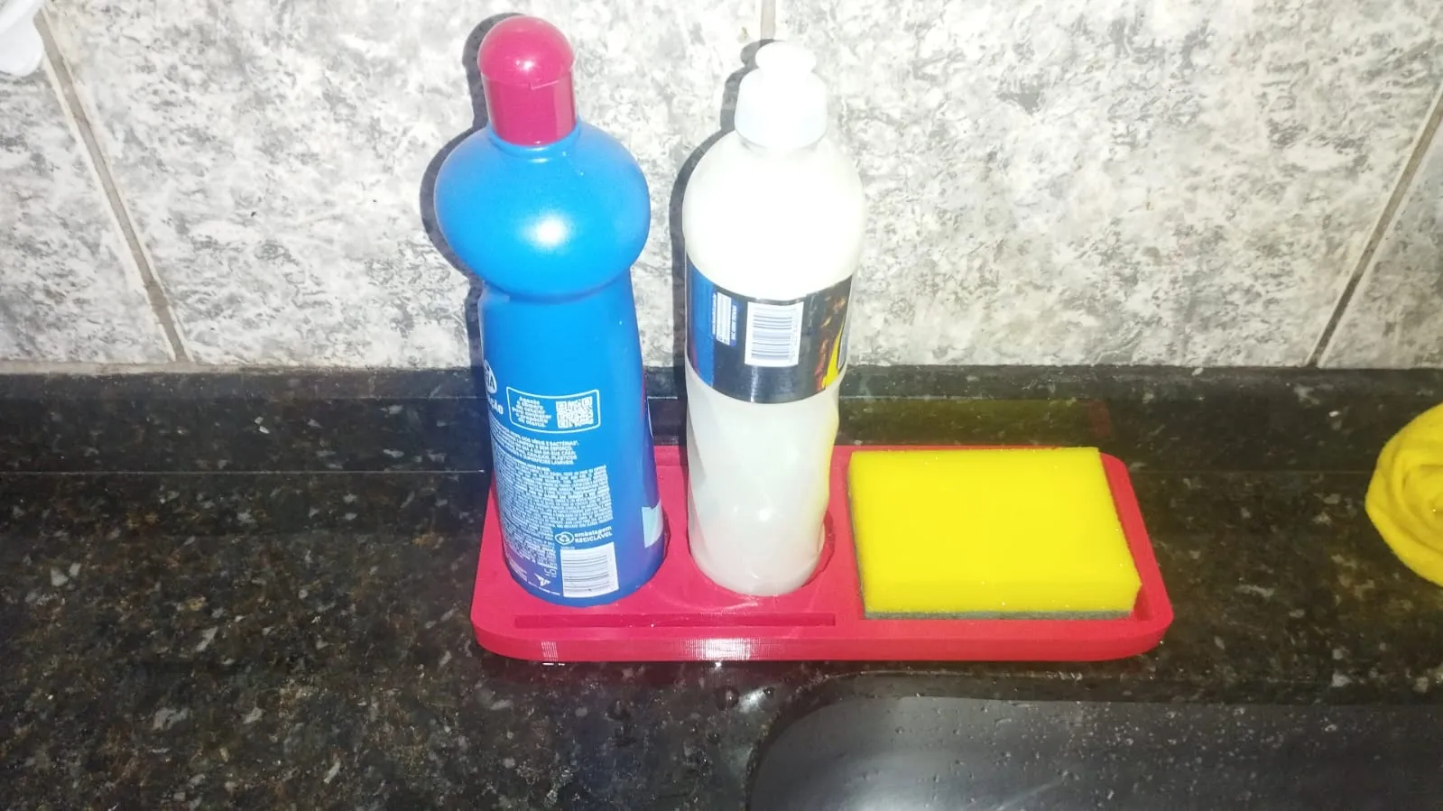 Giá đỡ cho 3 miếng bọt biển và chất tẩy rửa với hệ thố...