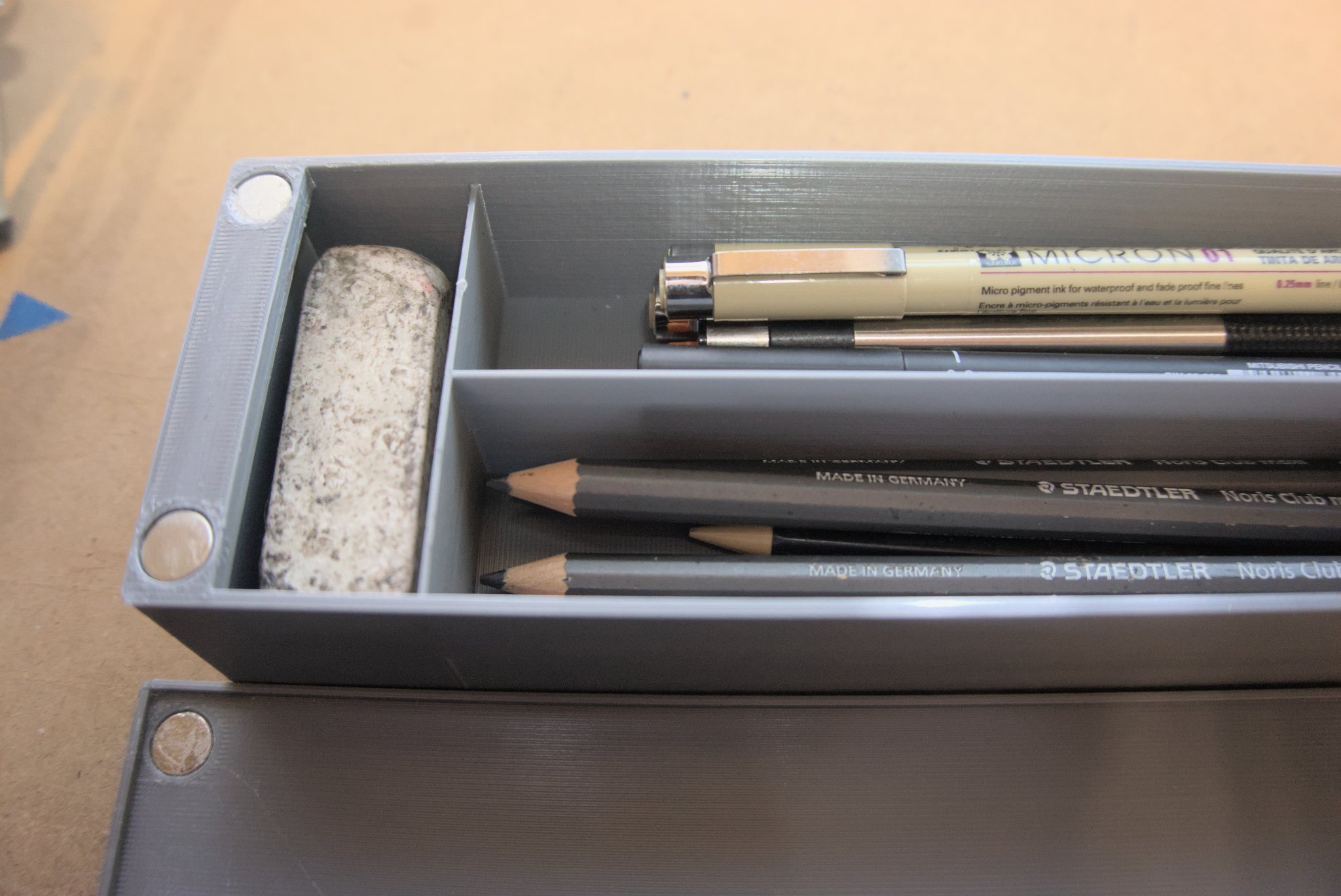 Hộp bút chia ngăn có nam châm giữ kín