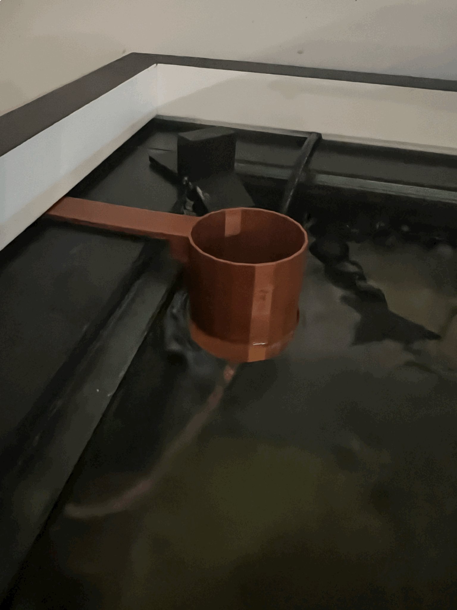 Giá đỡ cho máy cho cá giúp thức ăn không nổi trên mặt nước