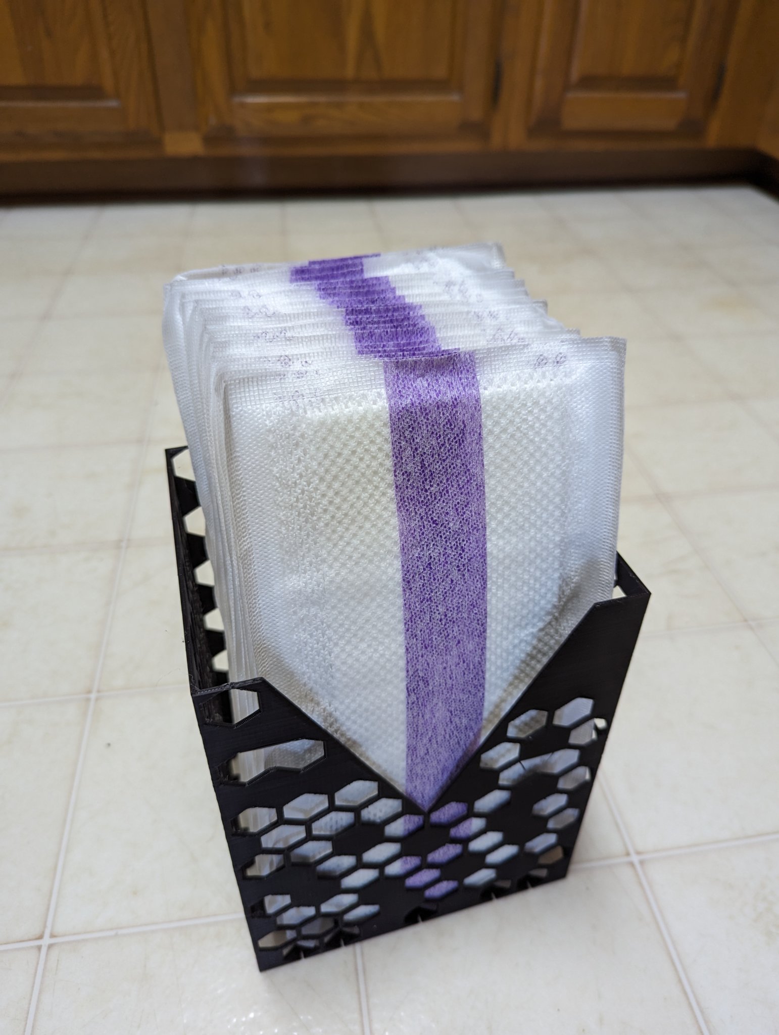 Giá đỡ hộp thay thế bông lau Swiffer treo tường