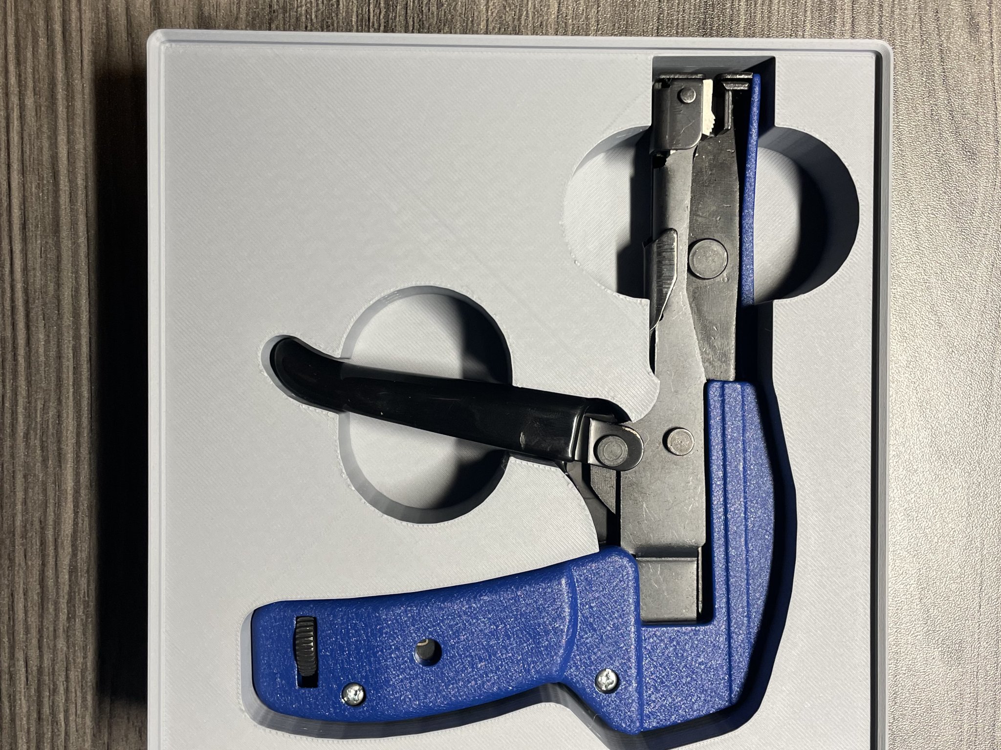 Giá đỡ công cụ căng dây zip NTE từ Microcenter