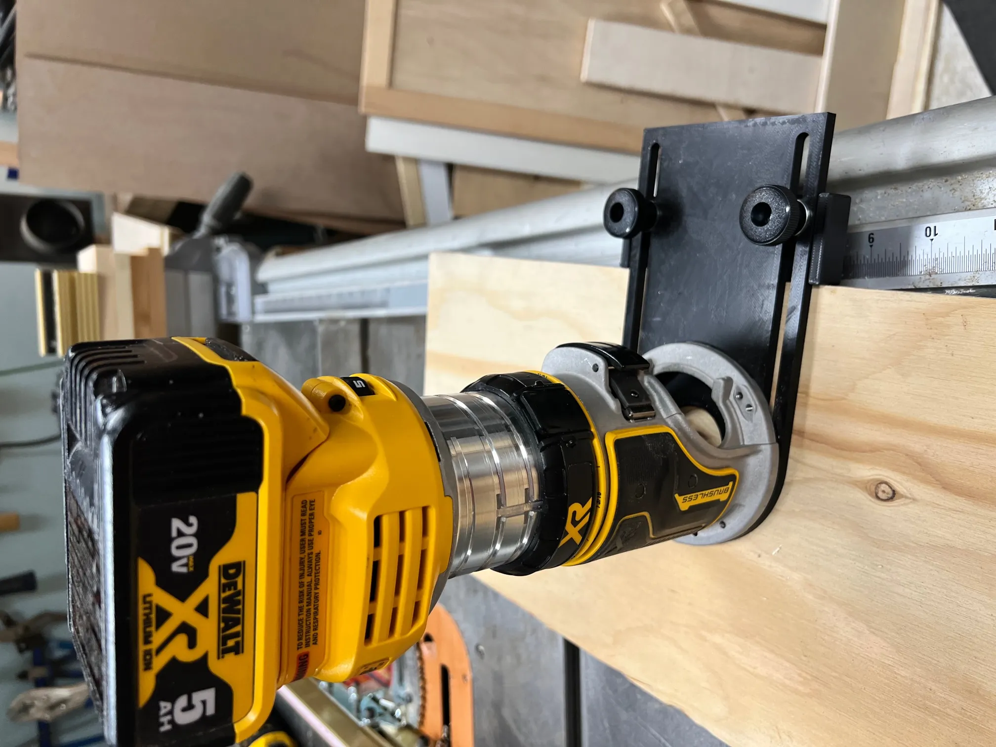 Đế máy phay Dewalt DCW600 cho việc tạo rãnh chính xác