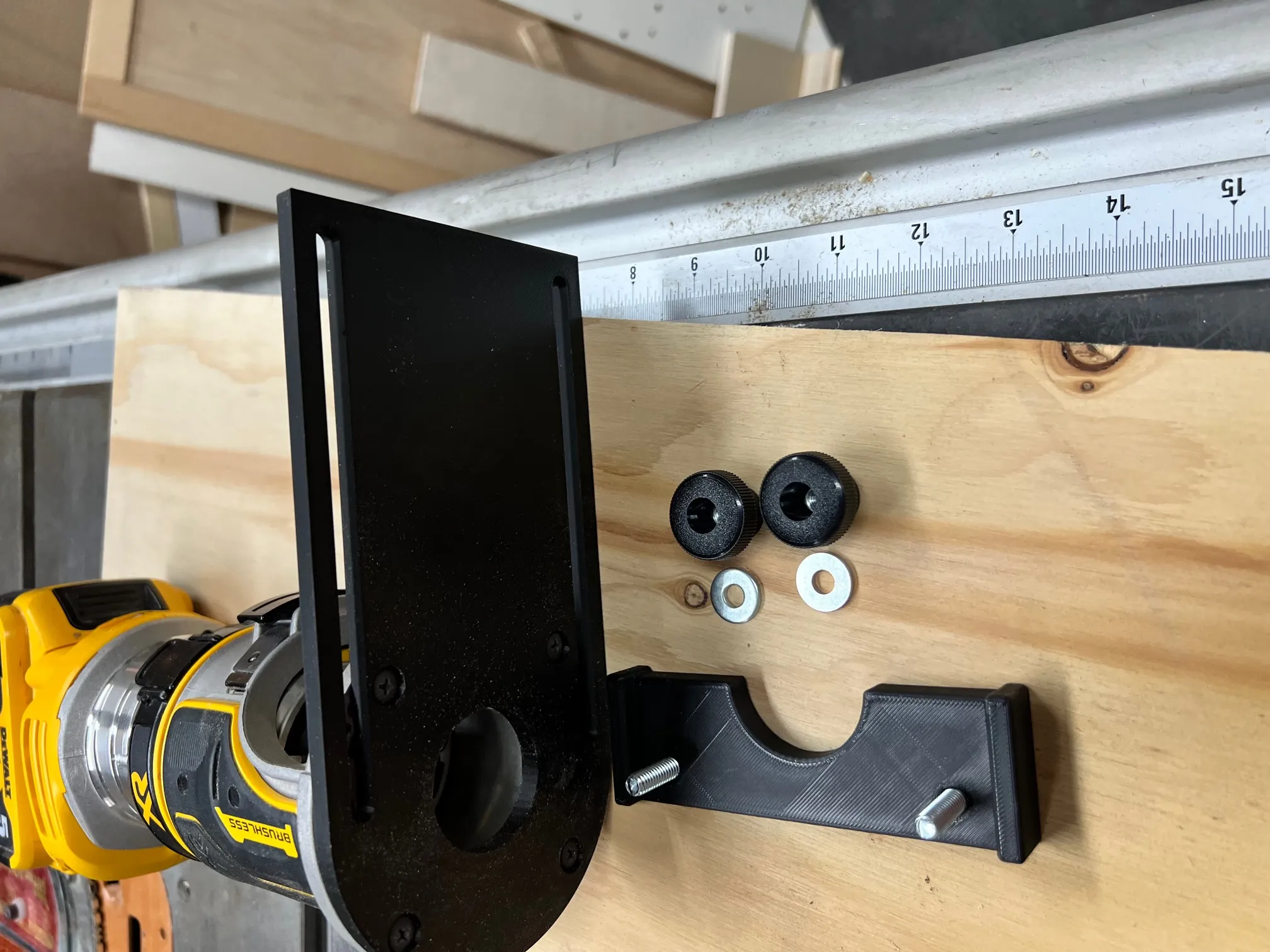 Đế máy phay Dewalt DCW600 cho việc tạo rãnh chính xác