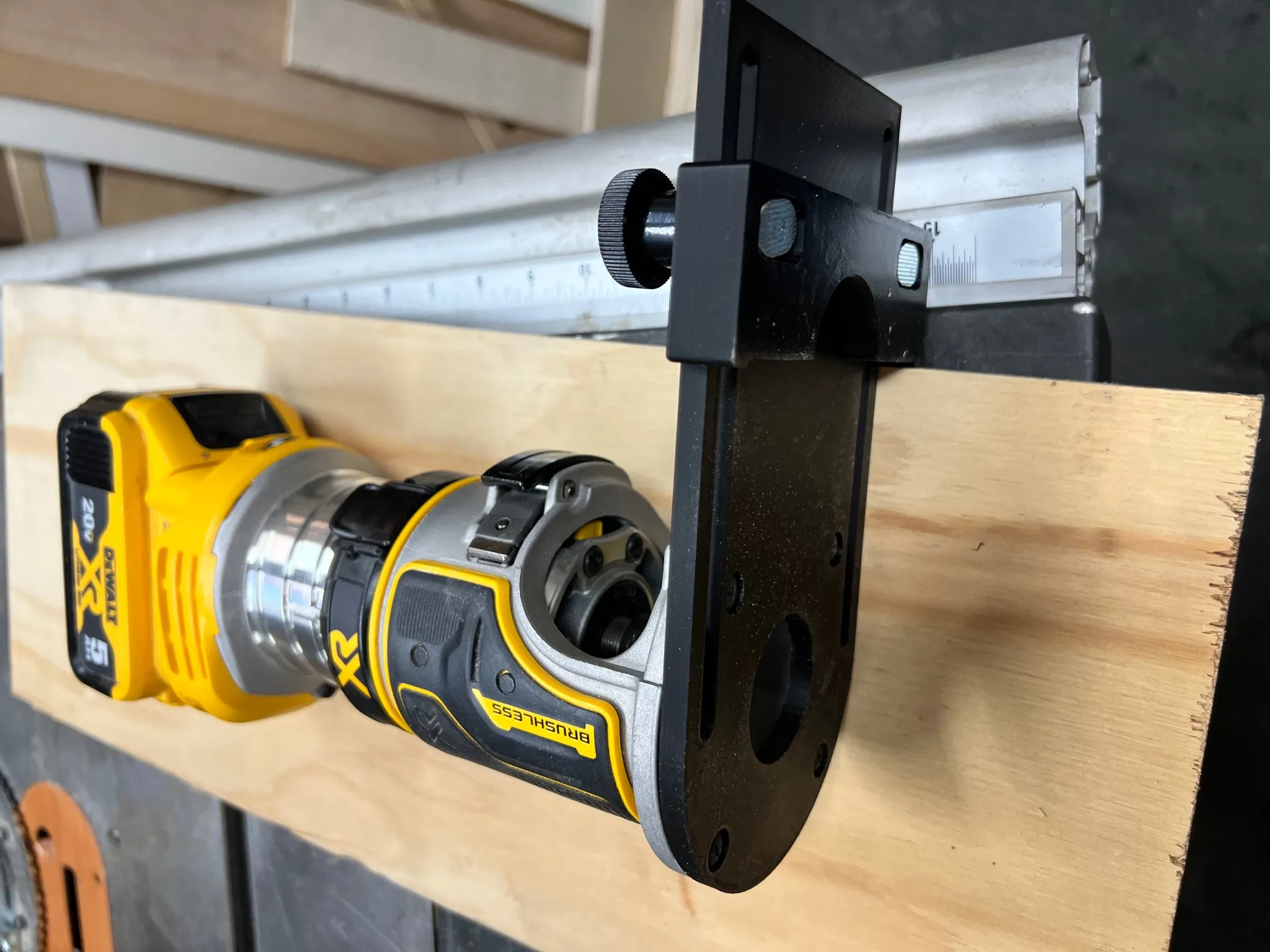 Đế máy phay Dewalt DCW600 cho việc tạo rãnh chính xác