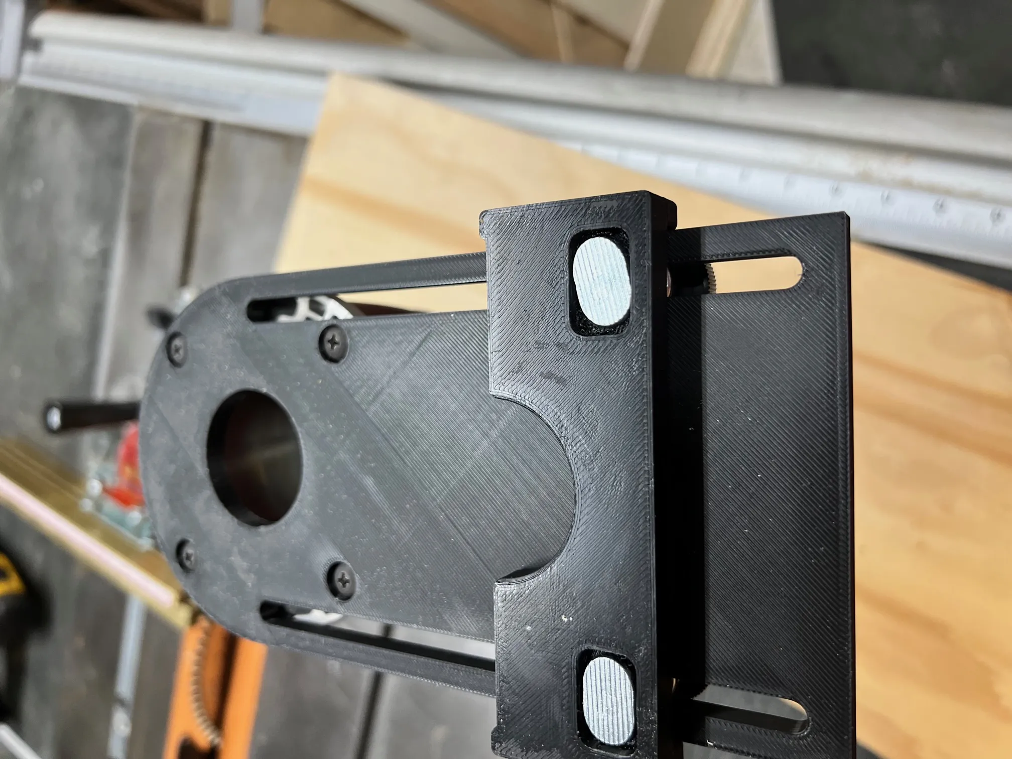 Đế máy phay Dewalt DCW600 cho việc tạo rãnh chính xác