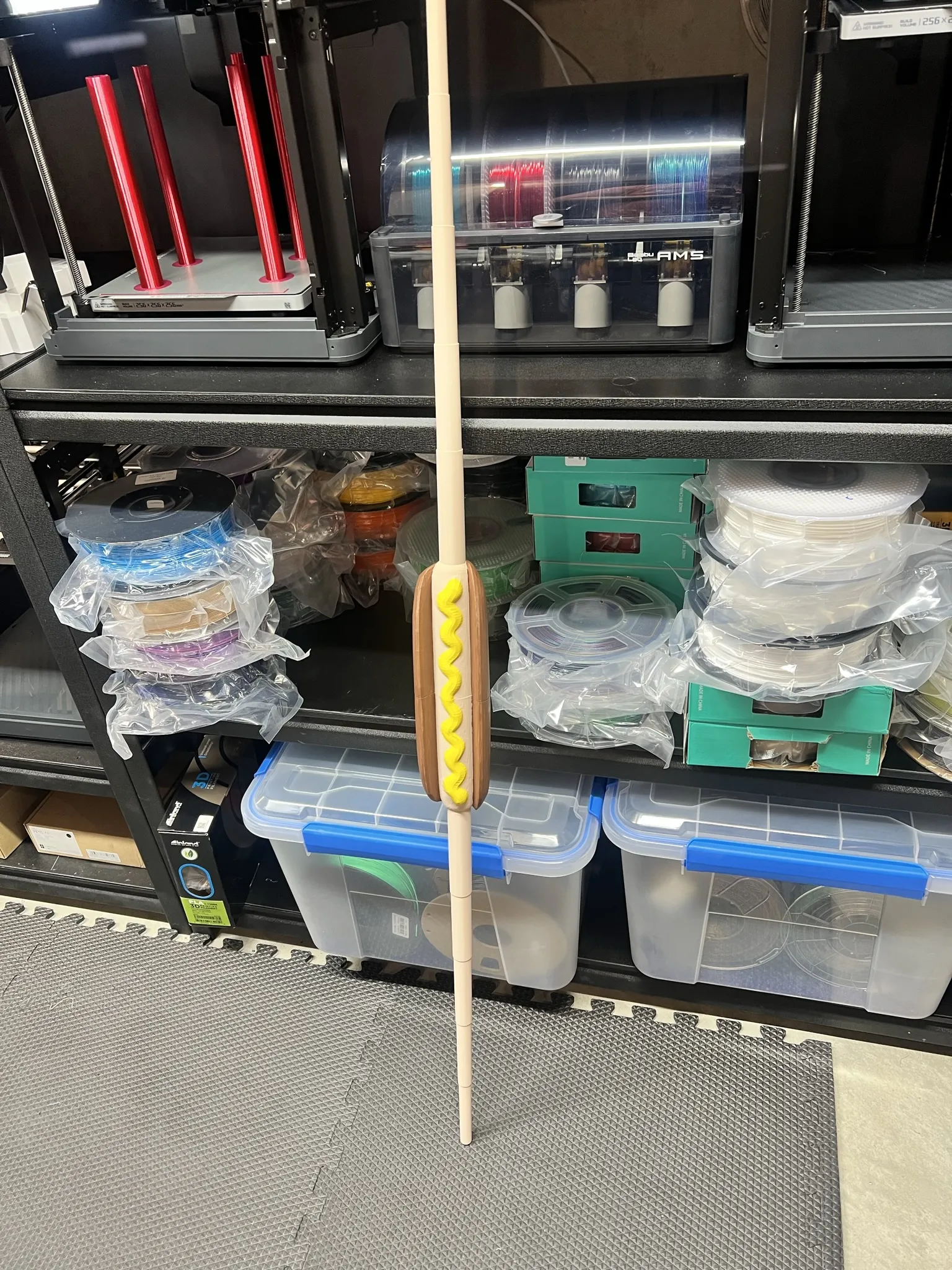 Gậy nóng chó độc đáo với thiết kế Darth Myer Weiner