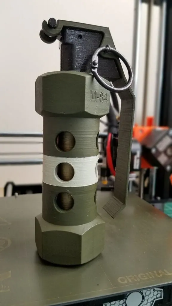 Cận cảnh lựu đạn Flashbang M84 từ game CS:GO