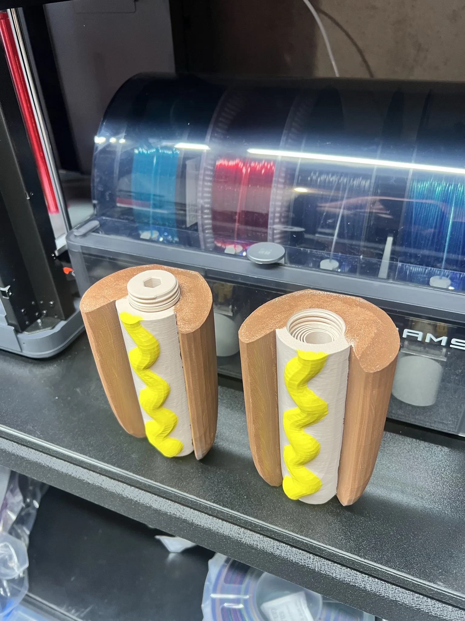 Gậy nóng chó độc đáo với thiết kế Darth Myer Weiner