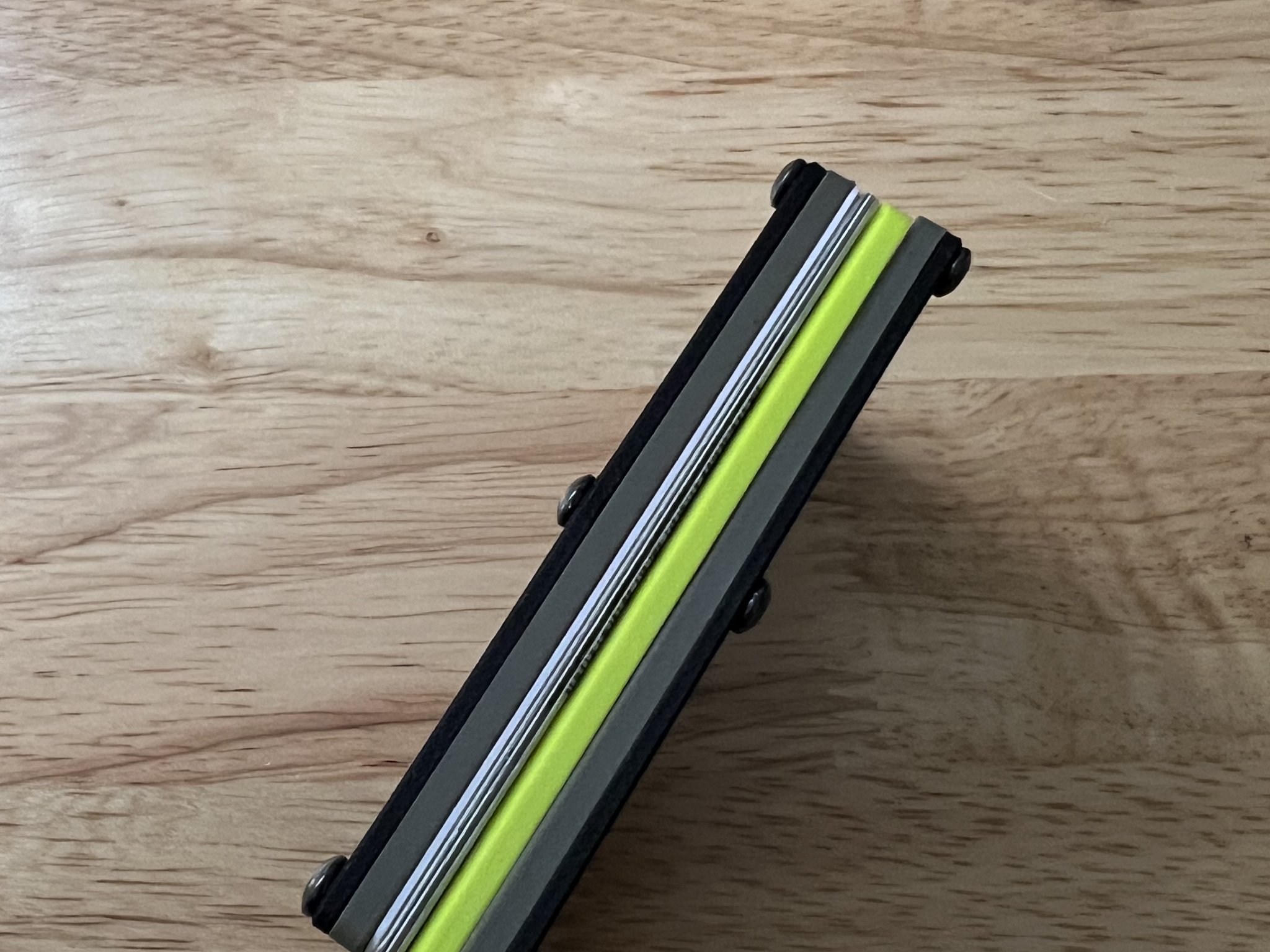 Ví đựng tiền tối giản với ngăn chứa hóa đơn