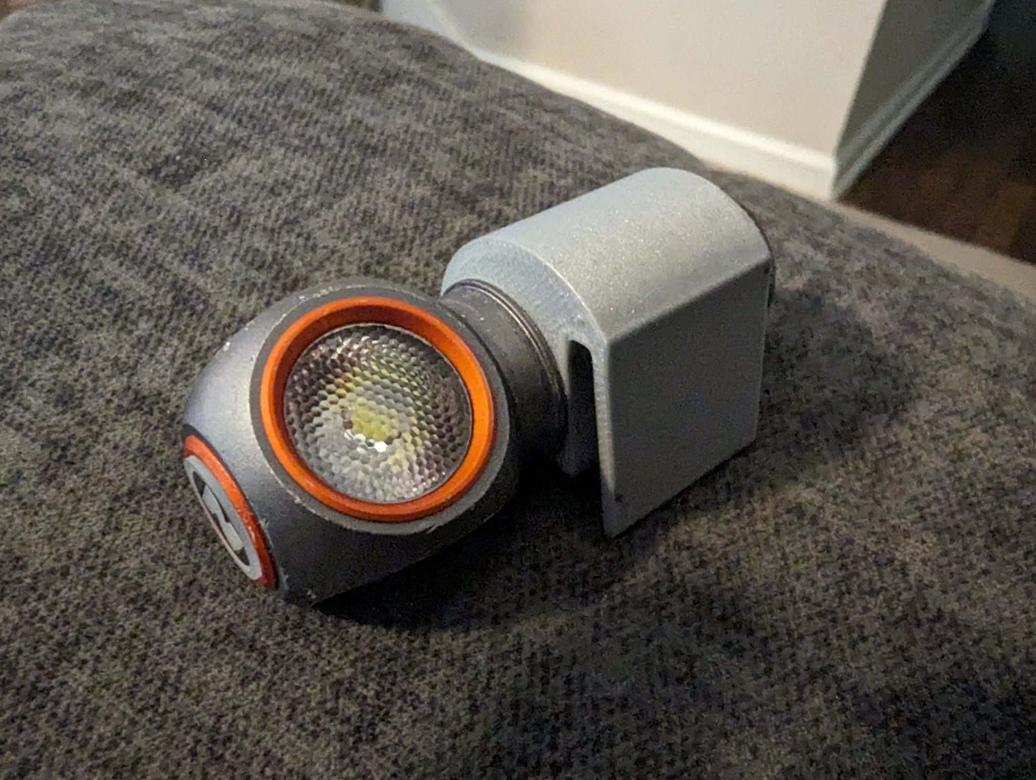 Kẹp đèn pin đơn giản cho mũ Nebo Einstein 600