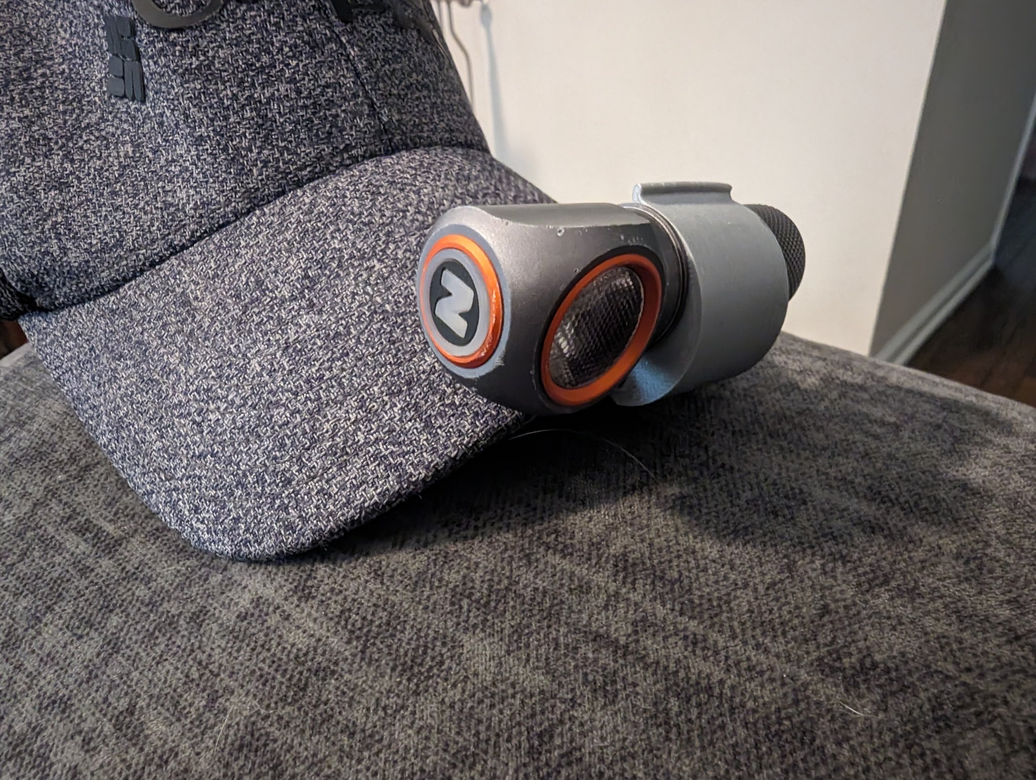 Kẹp đèn pin đơn giản cho mũ Nebo Einstein 600