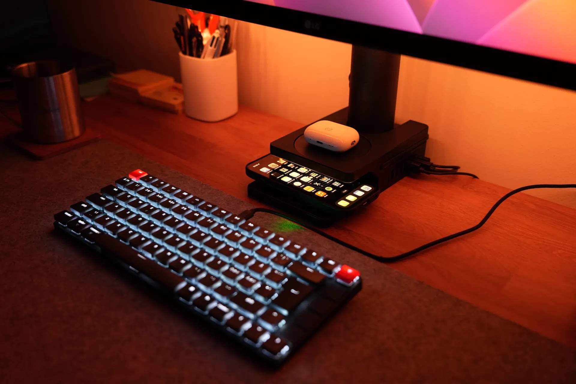 Giá đỡ bàn LG Ergo với sạc USB và bộ sạc LIVBOJ Qi