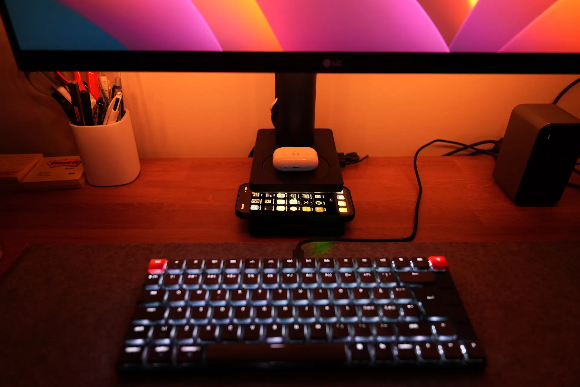 Giá đỡ bàn LG Ergo với sạc USB và bộ sạc LIVBOJ Qi