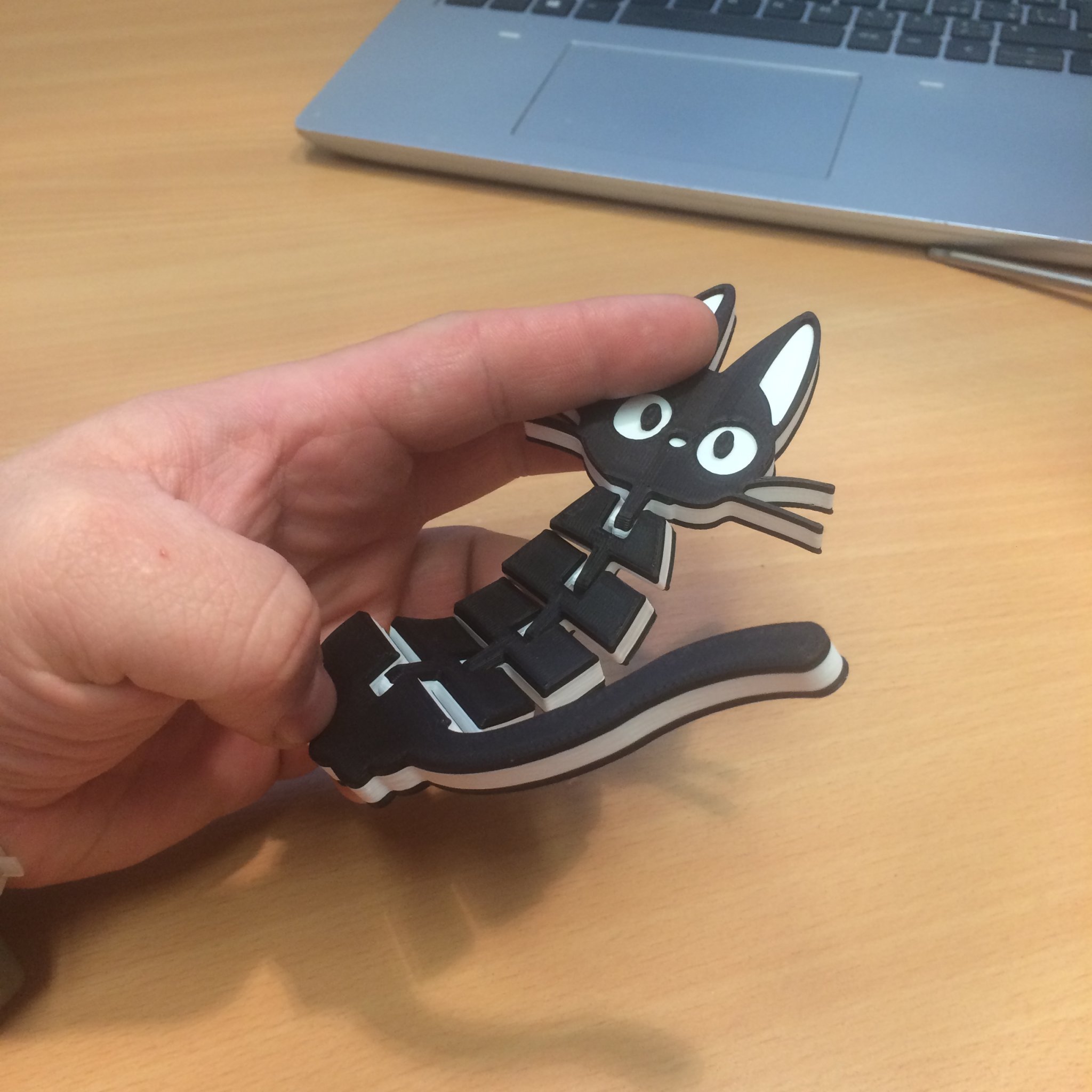 Mèo linh hoạt Jiji trong phim hoạt hình Dịch vụ giao hàng của Kiki