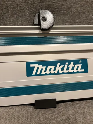 Giá đỡ ray cắt Makita cho máy cưa đuôi công nghiệp