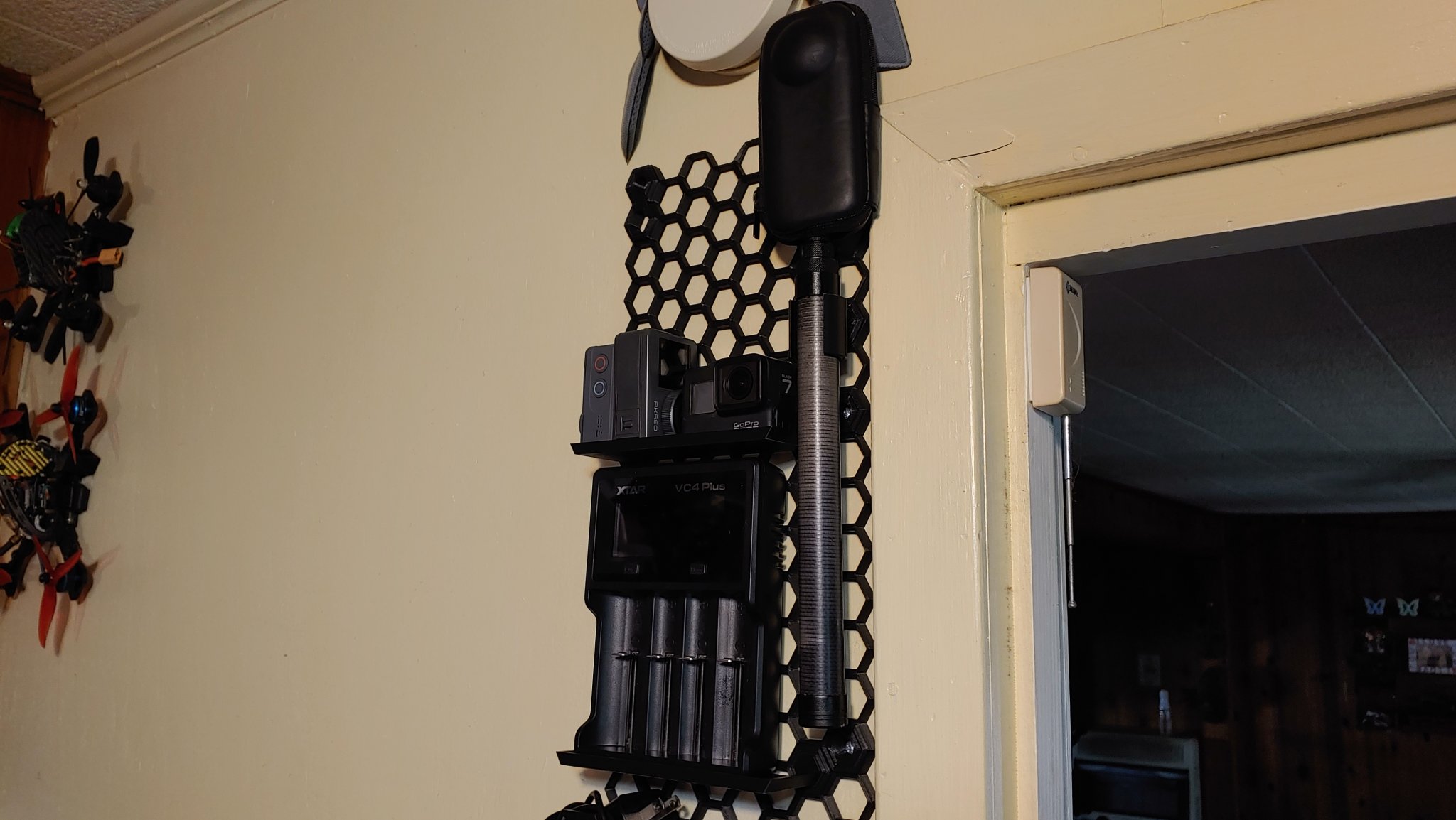 Kẹp gắn selfie stick Insta360 cho tường tổ ong