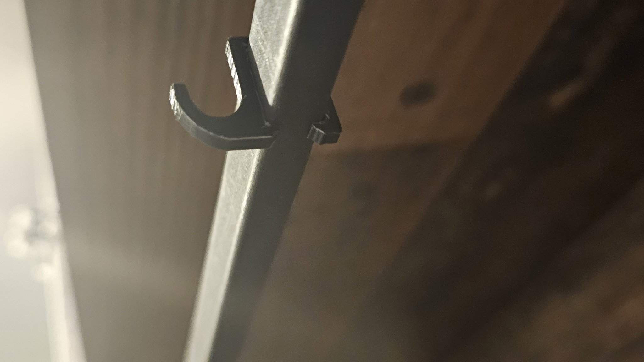 Móc treo quần áo cho thanh kim loại