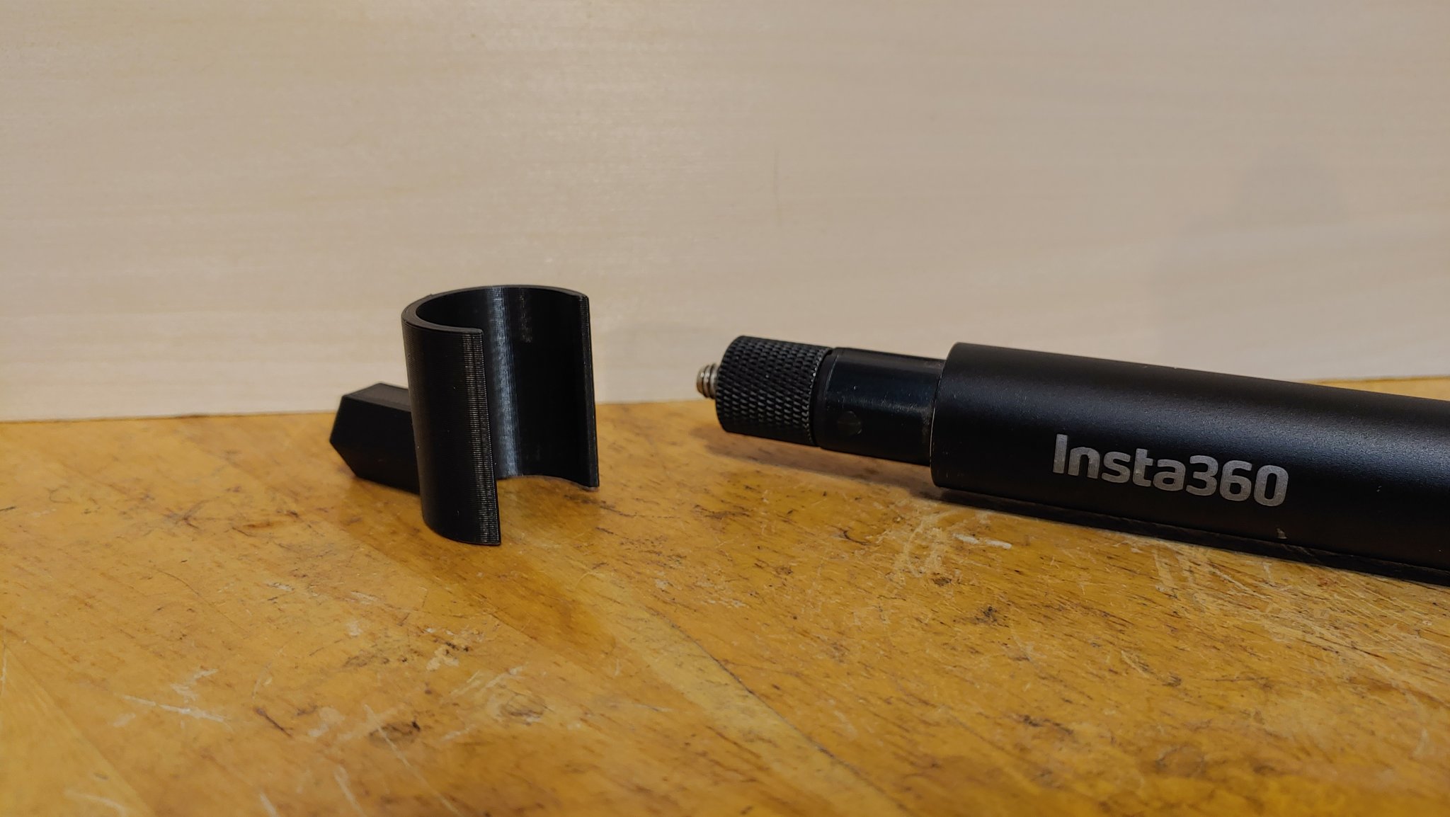 Kẹp gắn selfie stick Insta360 cho tường tổ ong