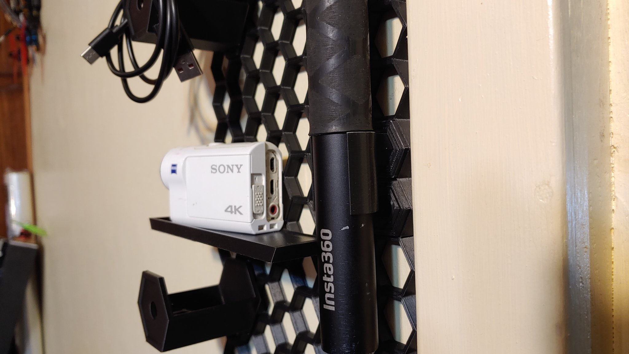 Kẹp gắn selfie stick Insta360 cho tường tổ ong