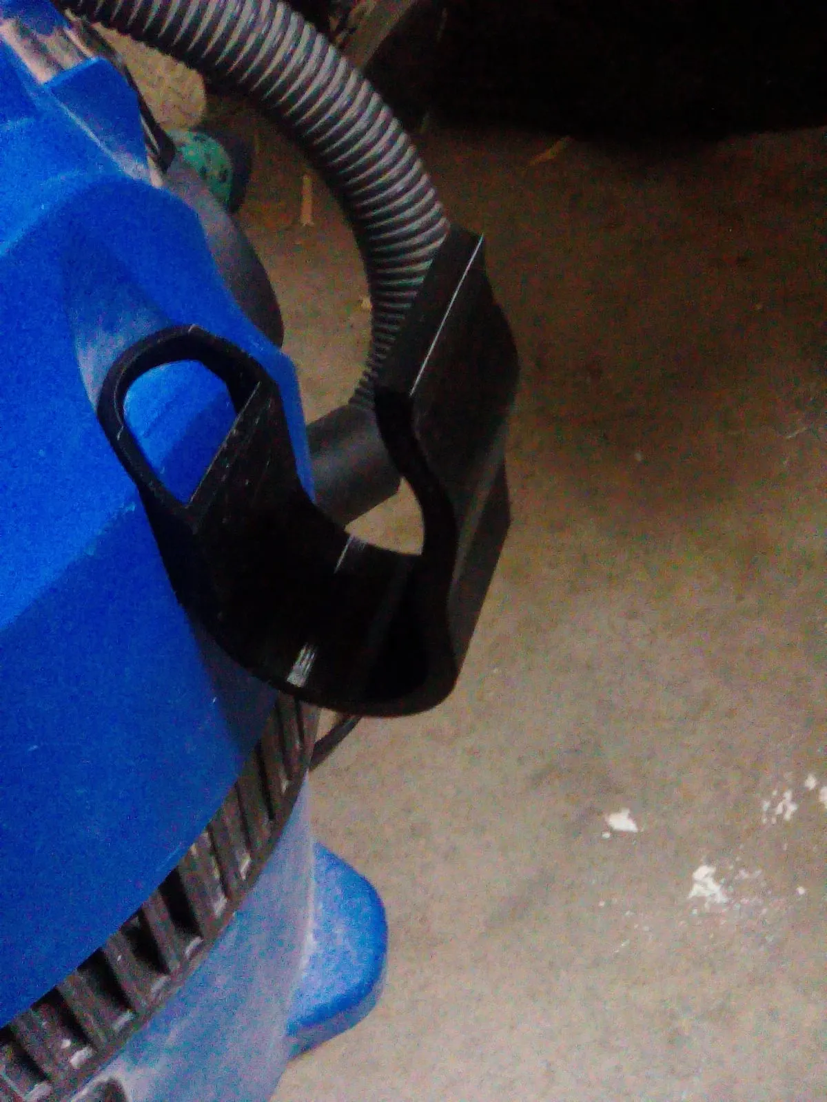 Thay thế háček treo dây hút cho máy hút bụi Nilfisk Multi 20T