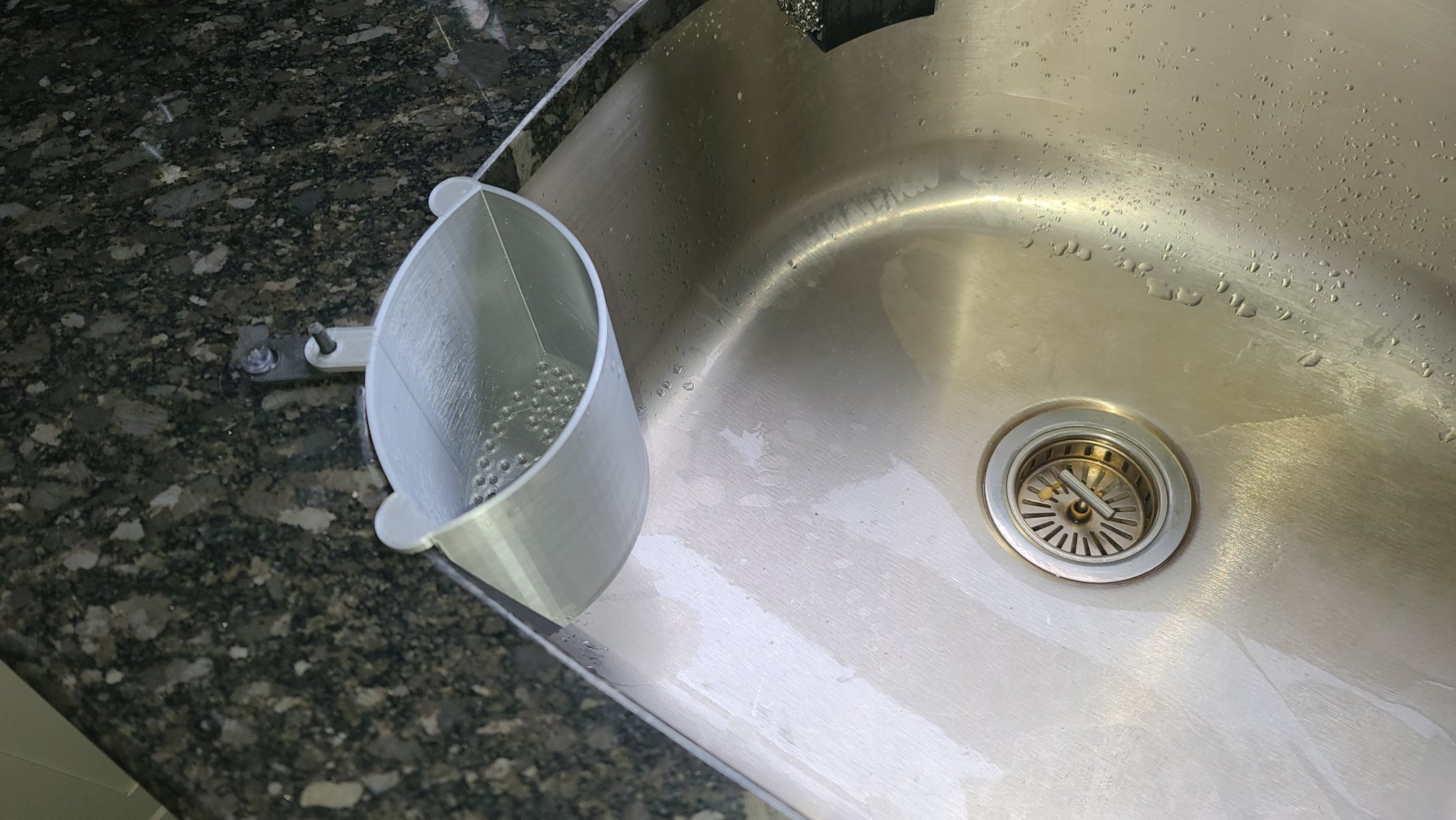 Giỏ rác treo cho bồn rửa chén trong nhà bếp