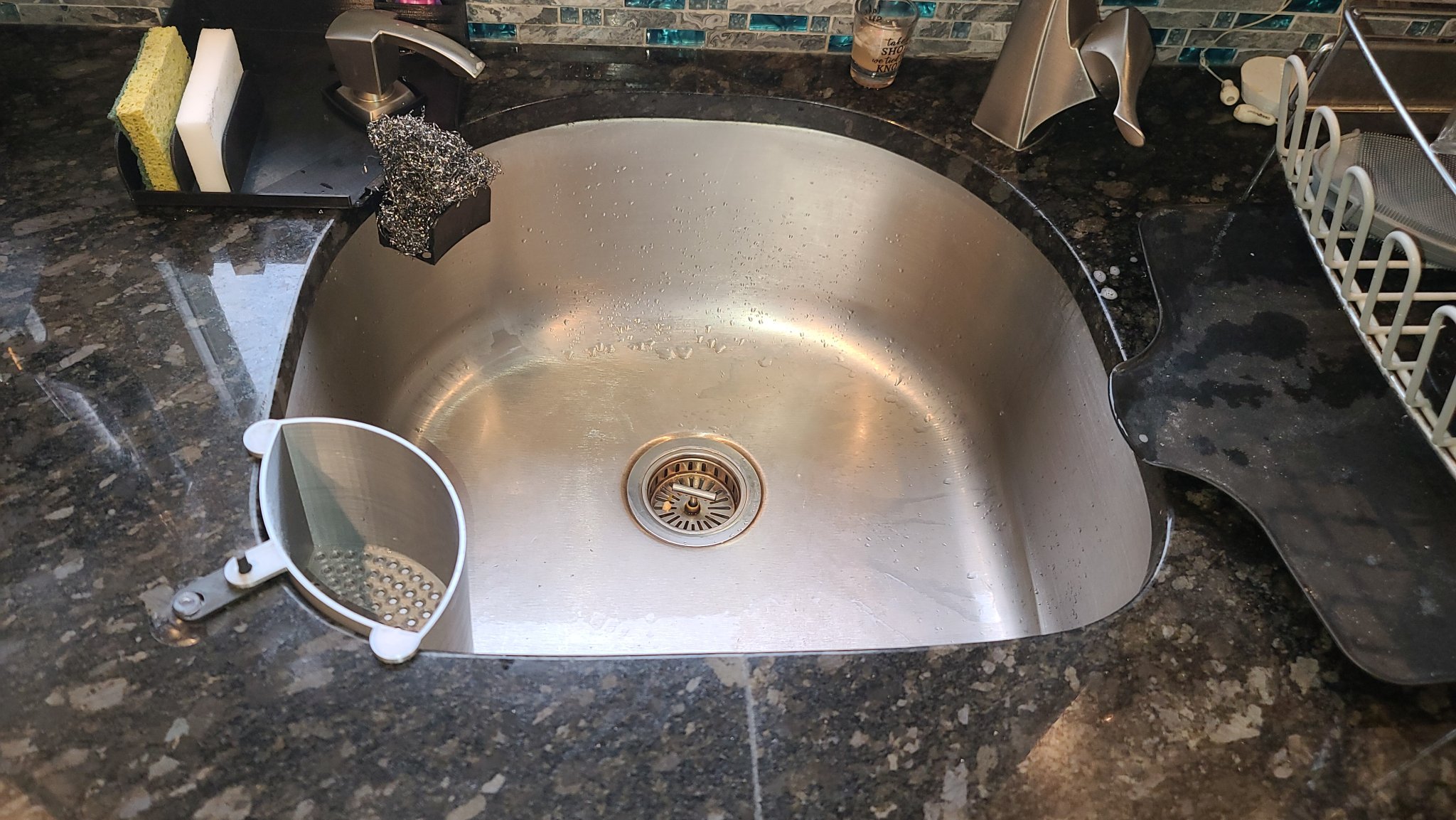 Giỏ rác treo cho bồn rửa chén trong nhà bếp