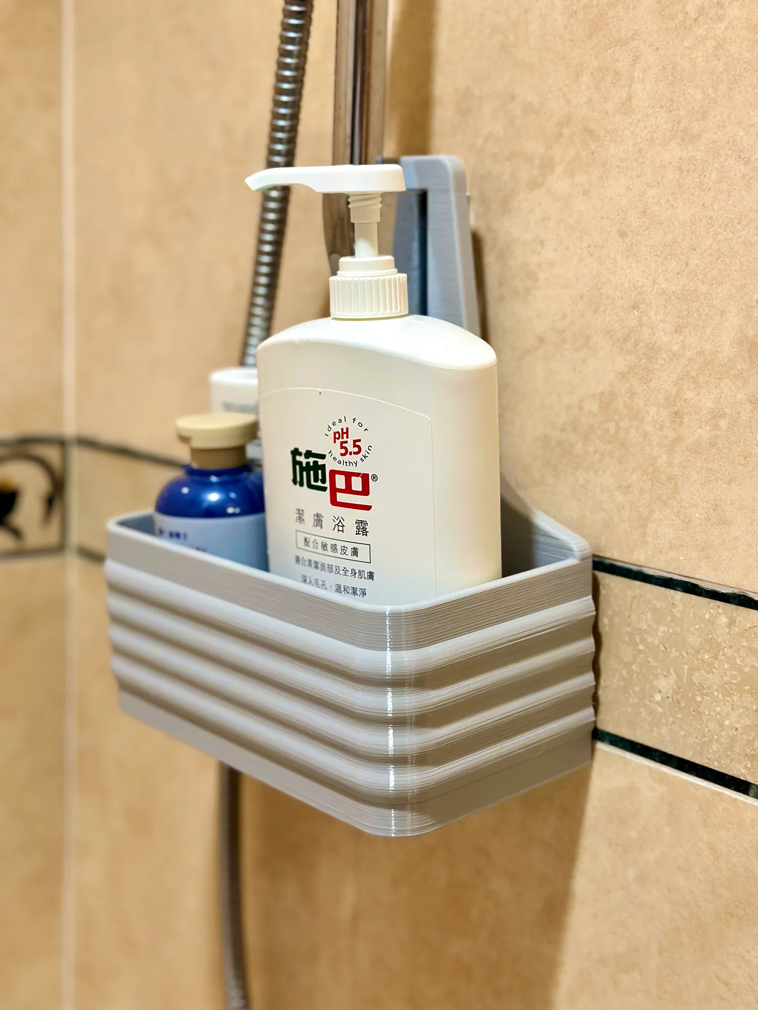 Giỏ đựng đồ dùng tắm treo dưới thanh vòi sen