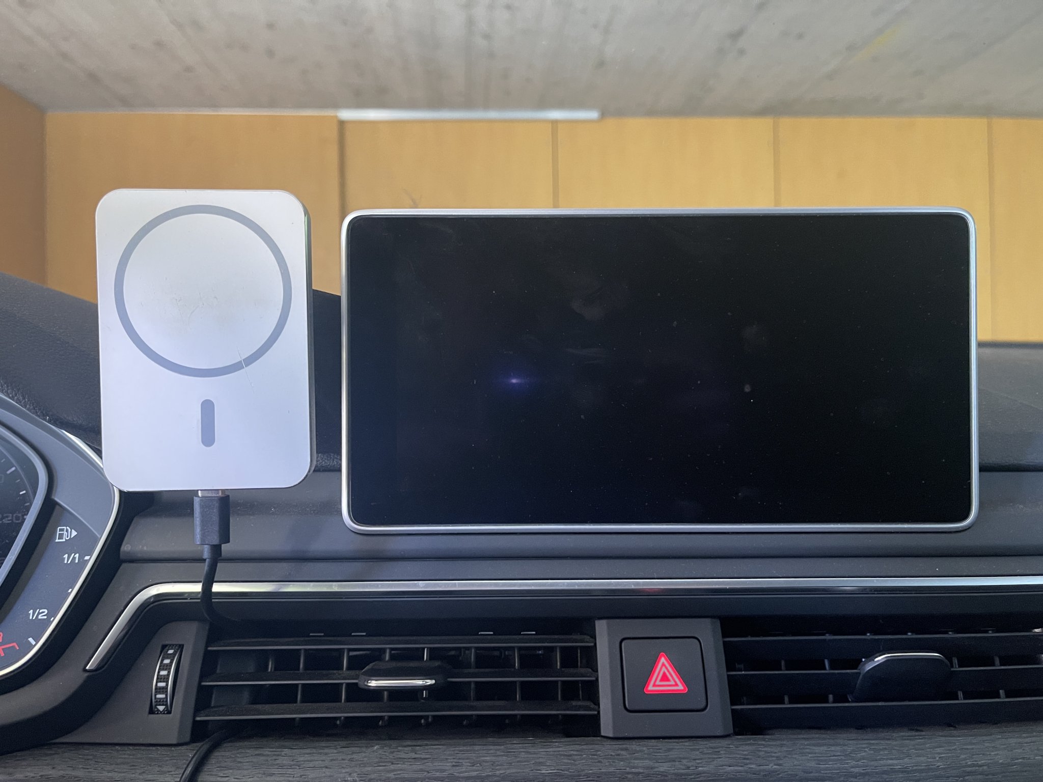 Bảng cố định Audi A4 cho iPhone với giá đỡ/ sạc MagSafe 2in1