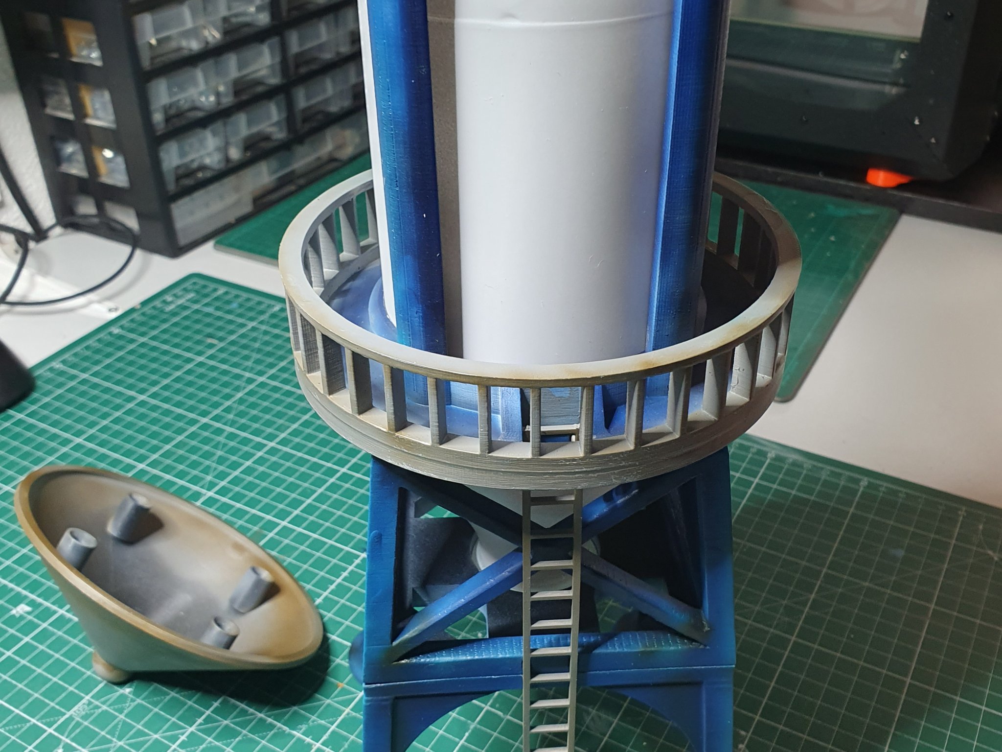 Tháp nước tự chế cho việc tưới cây