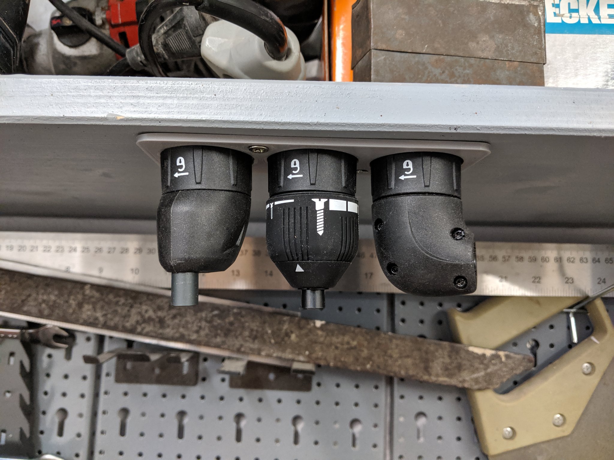 Giá đỡ công cụ Bosch IXO gắn tường với lỗ khoan