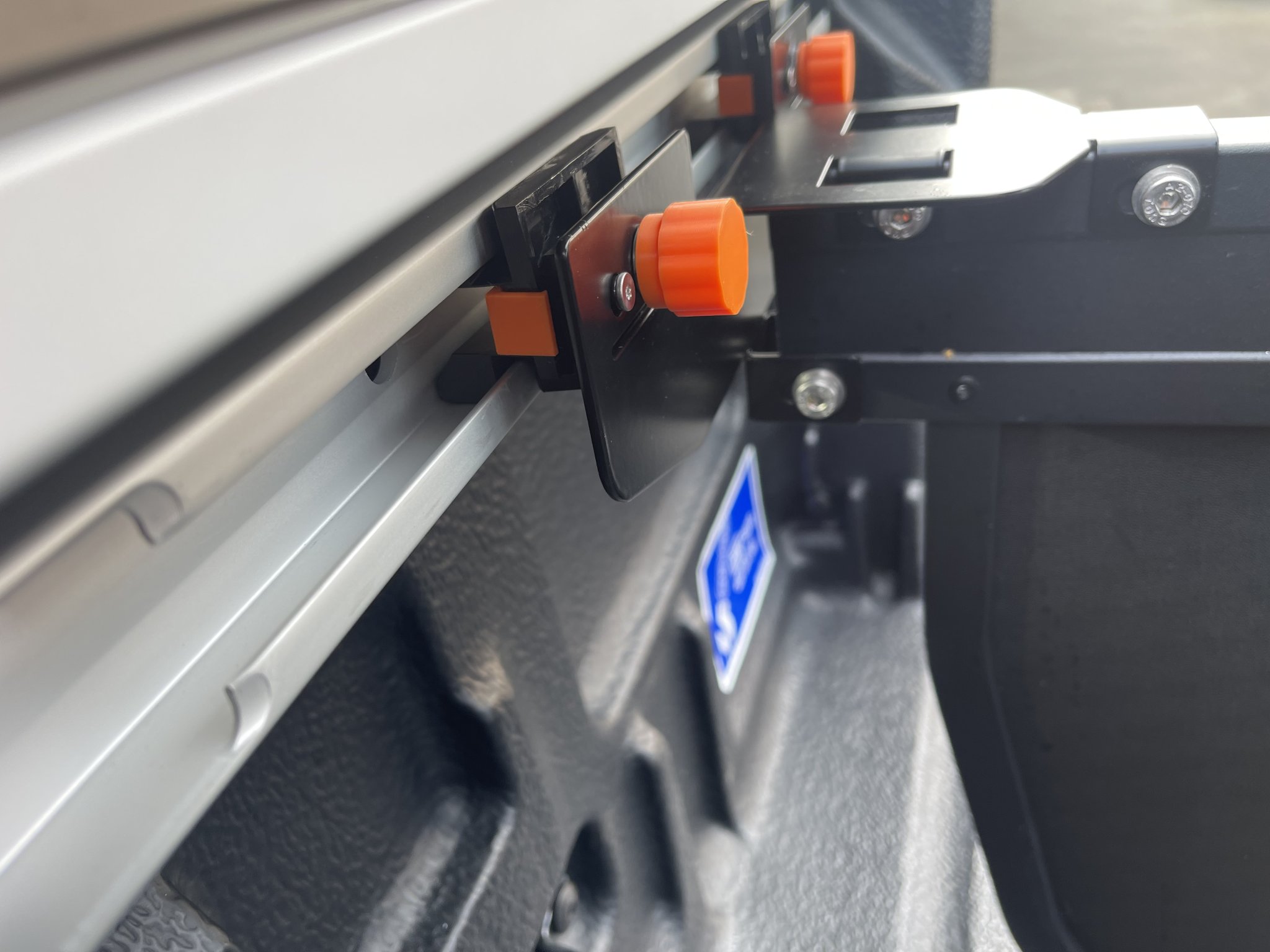 Kẹp cố định phân chia giường Ford Ranger