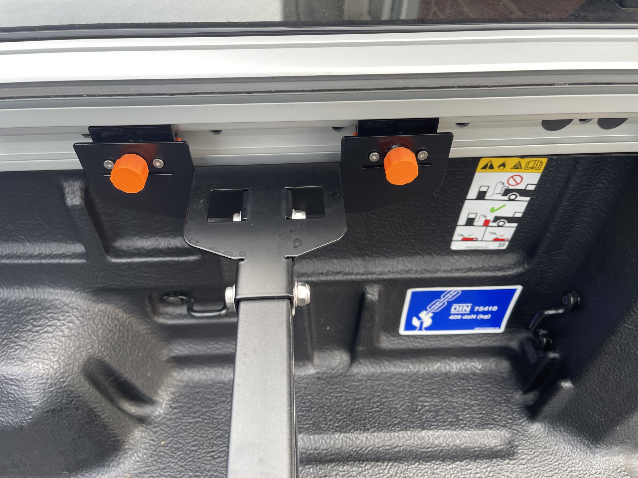 Kẹp cố định phân chia giường Ford Ranger