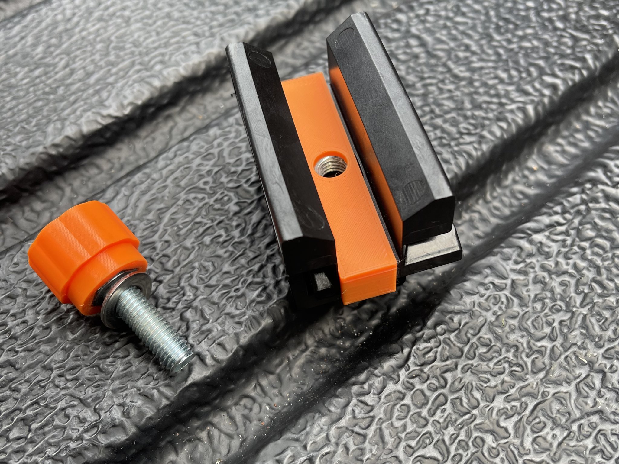 Kẹp cố định phân chia giường Ford Ranger