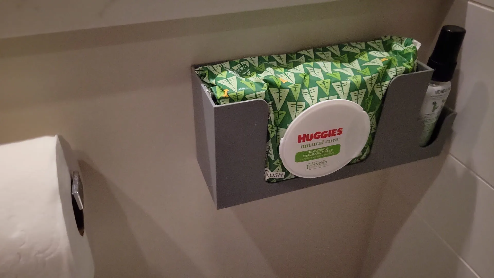 Giá đỡ khăn lau với ngăn chứa chai xịt nhỏ bên cạnh