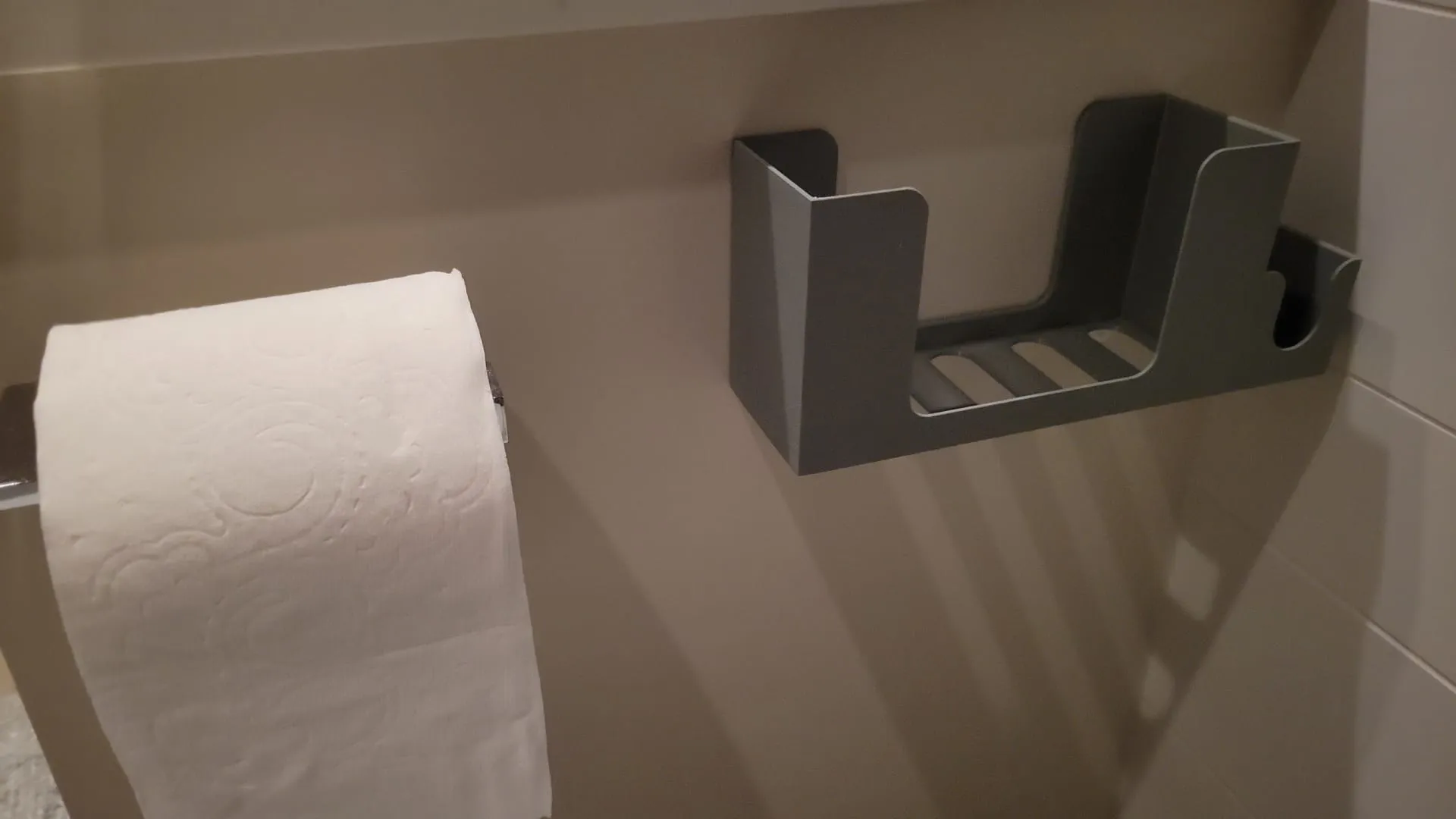 Giá đỡ khăn lau với ngăn chứa chai xịt nhỏ bên cạnh