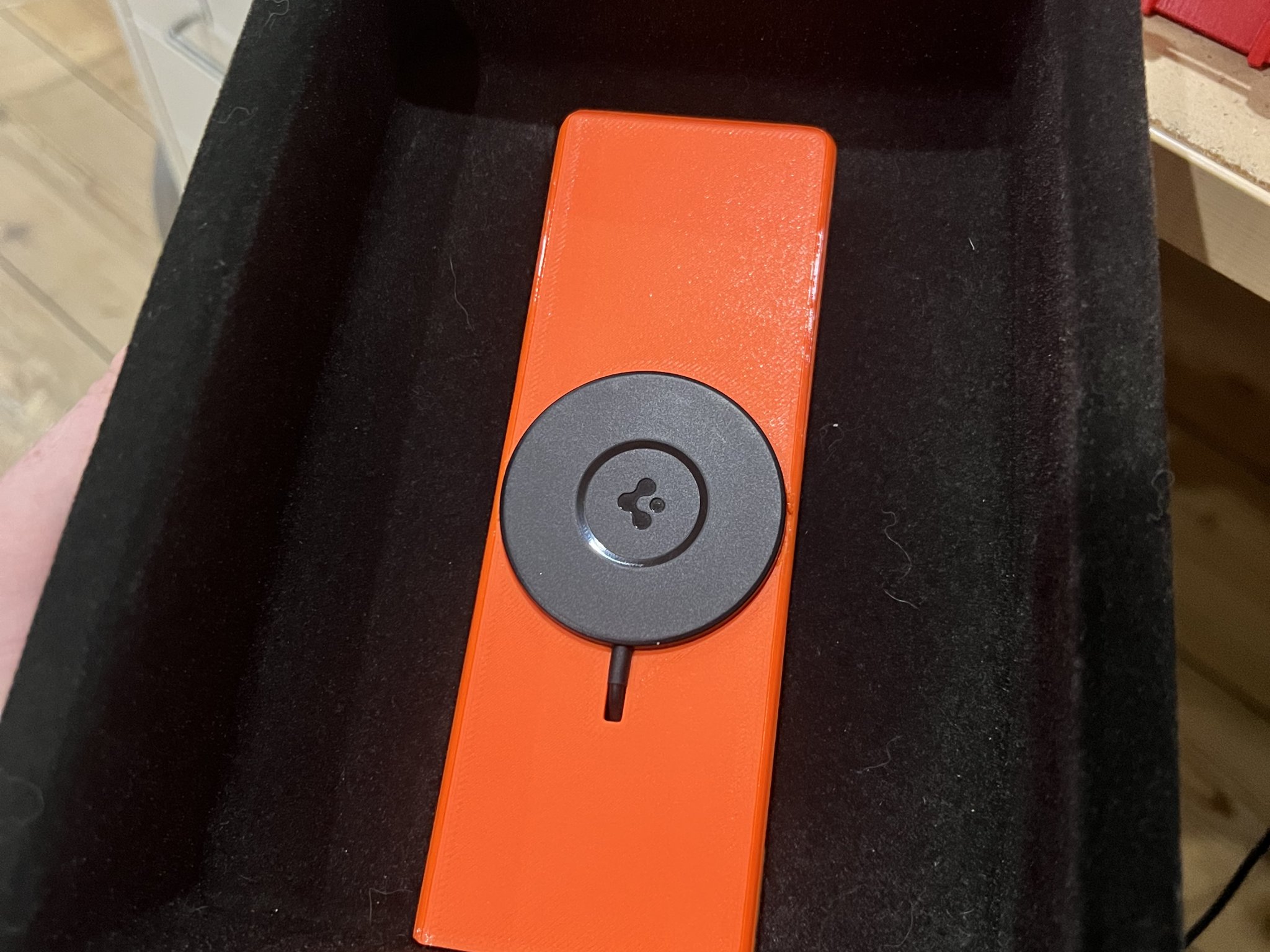 Bảng gắn MagSafe cho tay vịn trung tâm Audi A6 C6