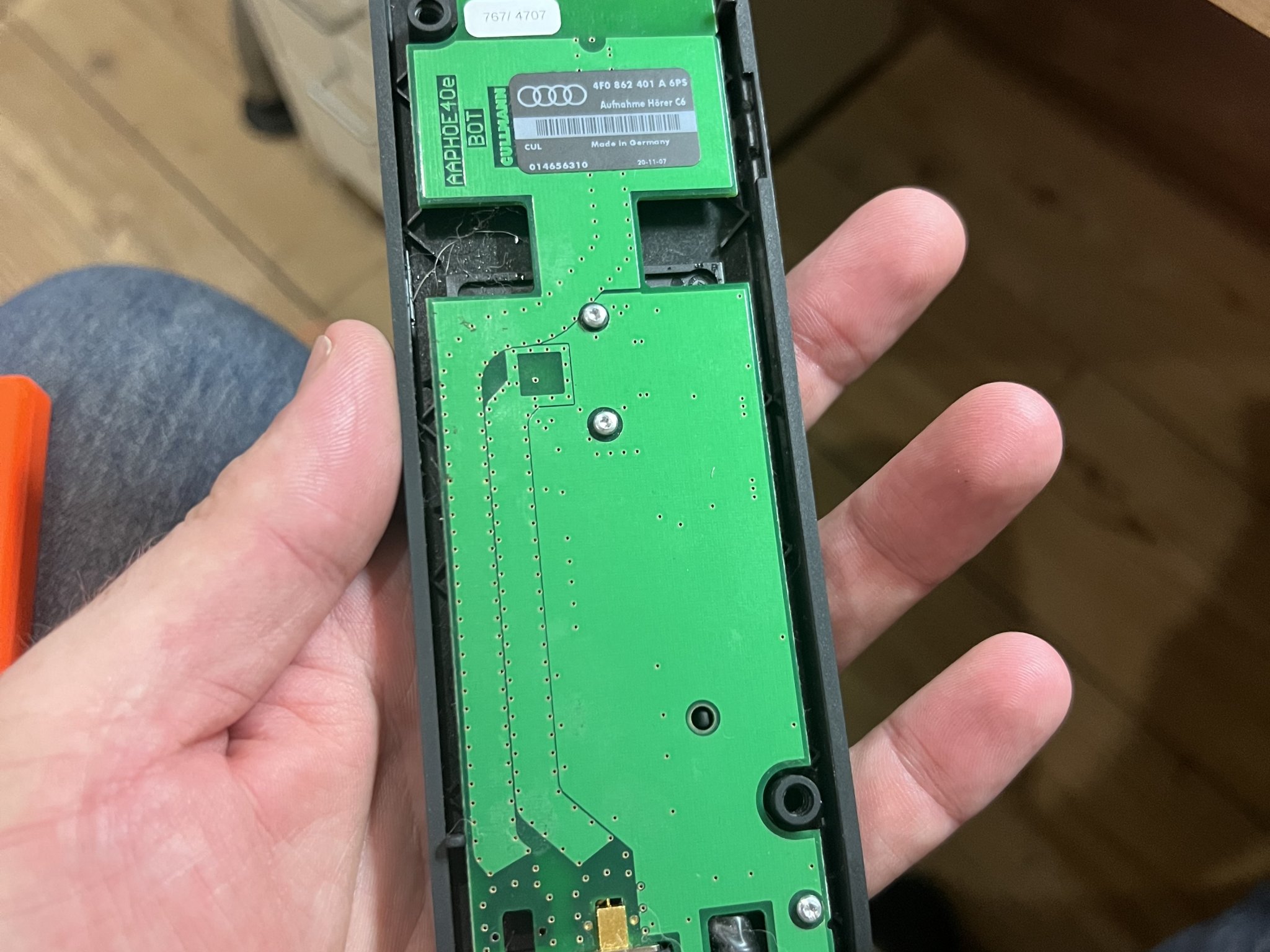 Bảng gắn MagSafe cho tay vịn trung tâm Audi A6 C6