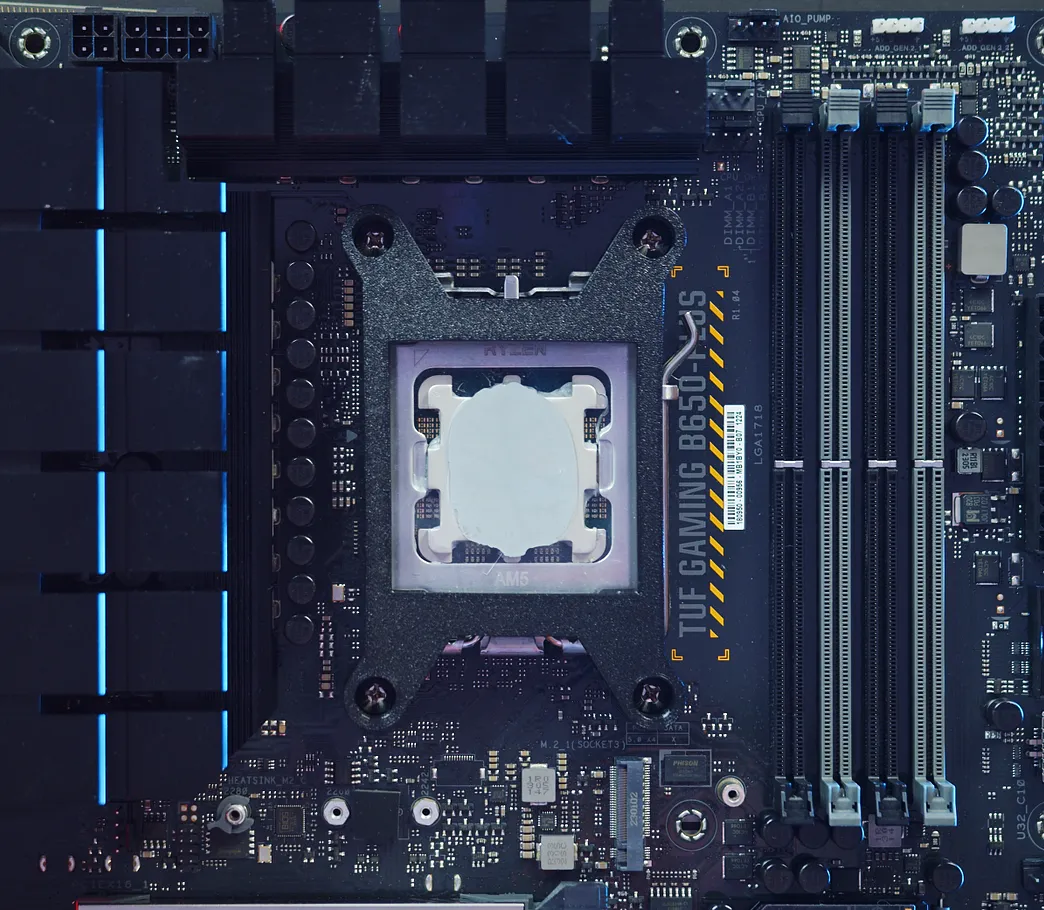 Giá đỡ CPU AM4/AM5 minh họa sự phân bố keo tản nhiệt