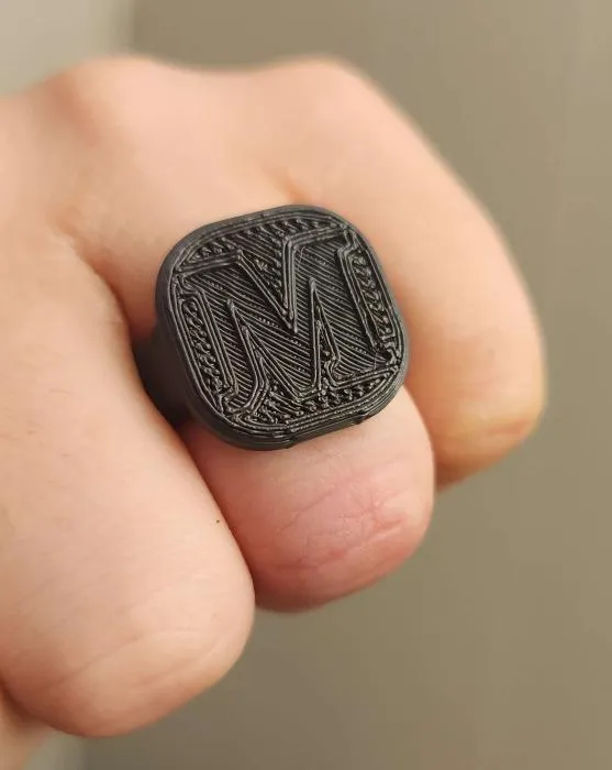 Nhẫn nam kích thước 9.5 với khắc "M" ở mặt trước
