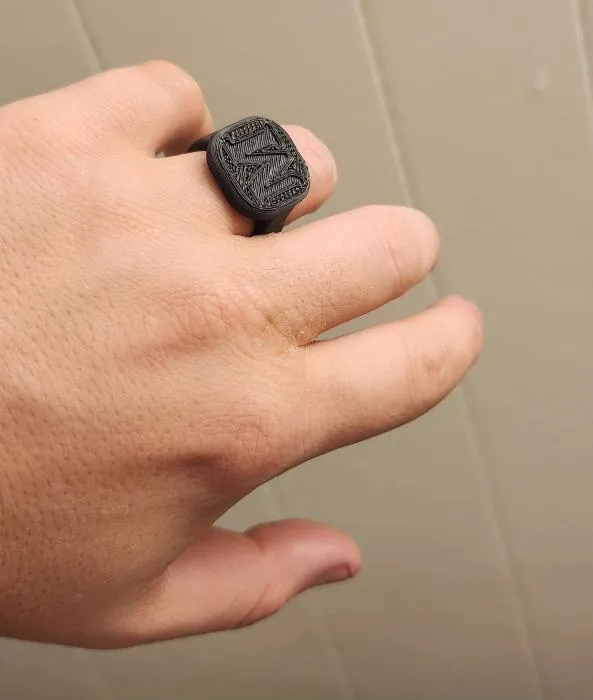 Nhẫn nam kích thước 9.5 với khắc "M" ở mặt trước