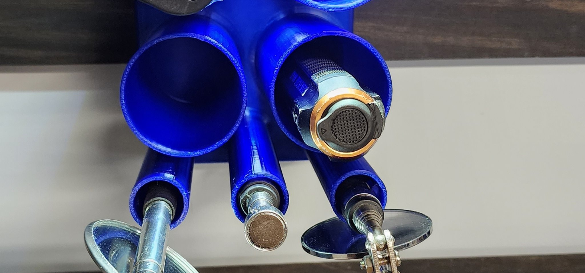 Giá đỡ đèn pin và gương treo tường tiện lợi