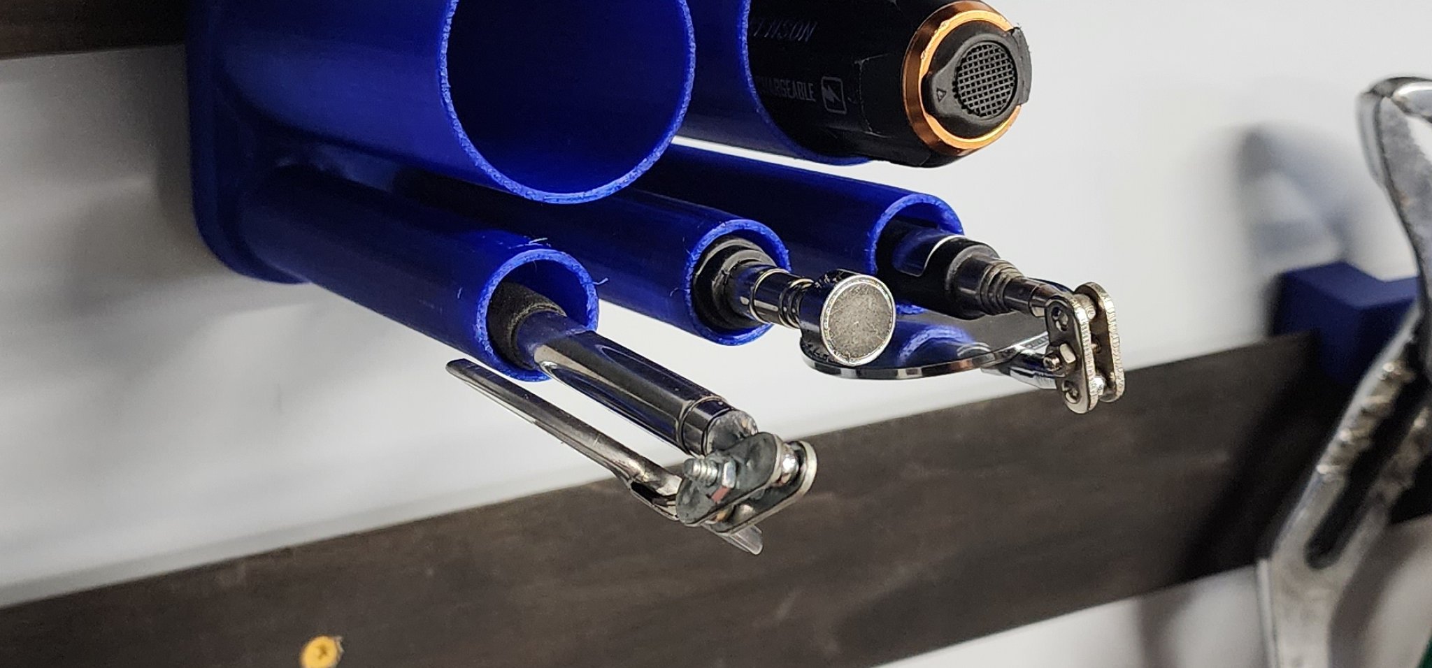 Giá đỡ đèn pin và gương treo tường tiện lợi