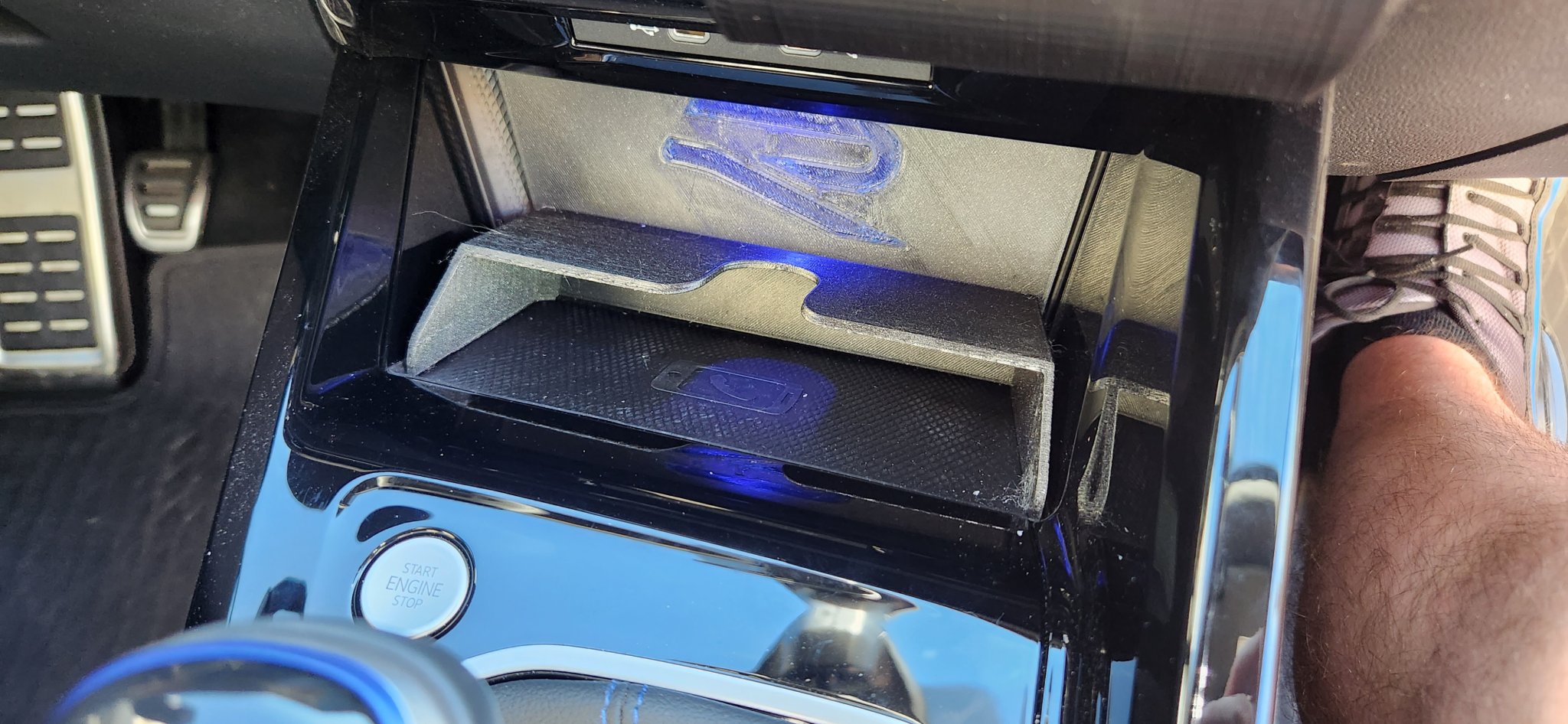 Giá đỡ sạc không dây cho VW Golf Mk8 dày hơn