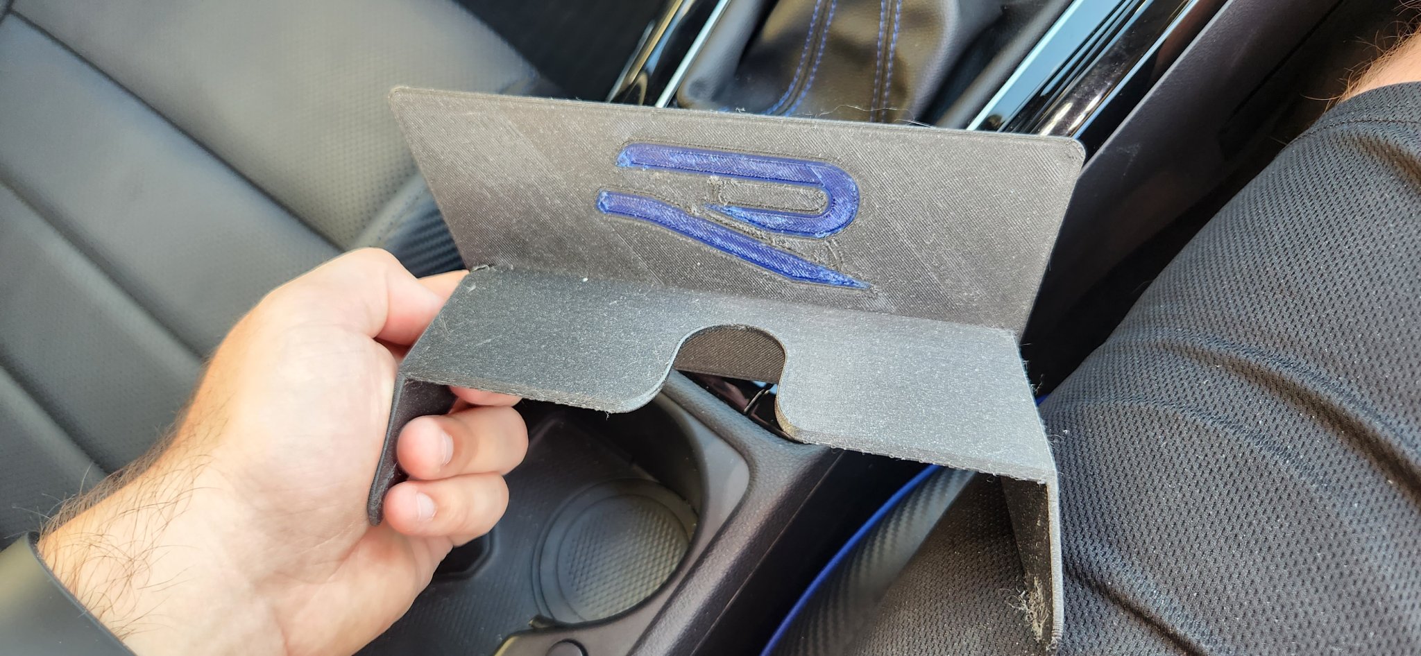 Giá đỡ sạc không dây cho VW Golf Mk8 dày hơn